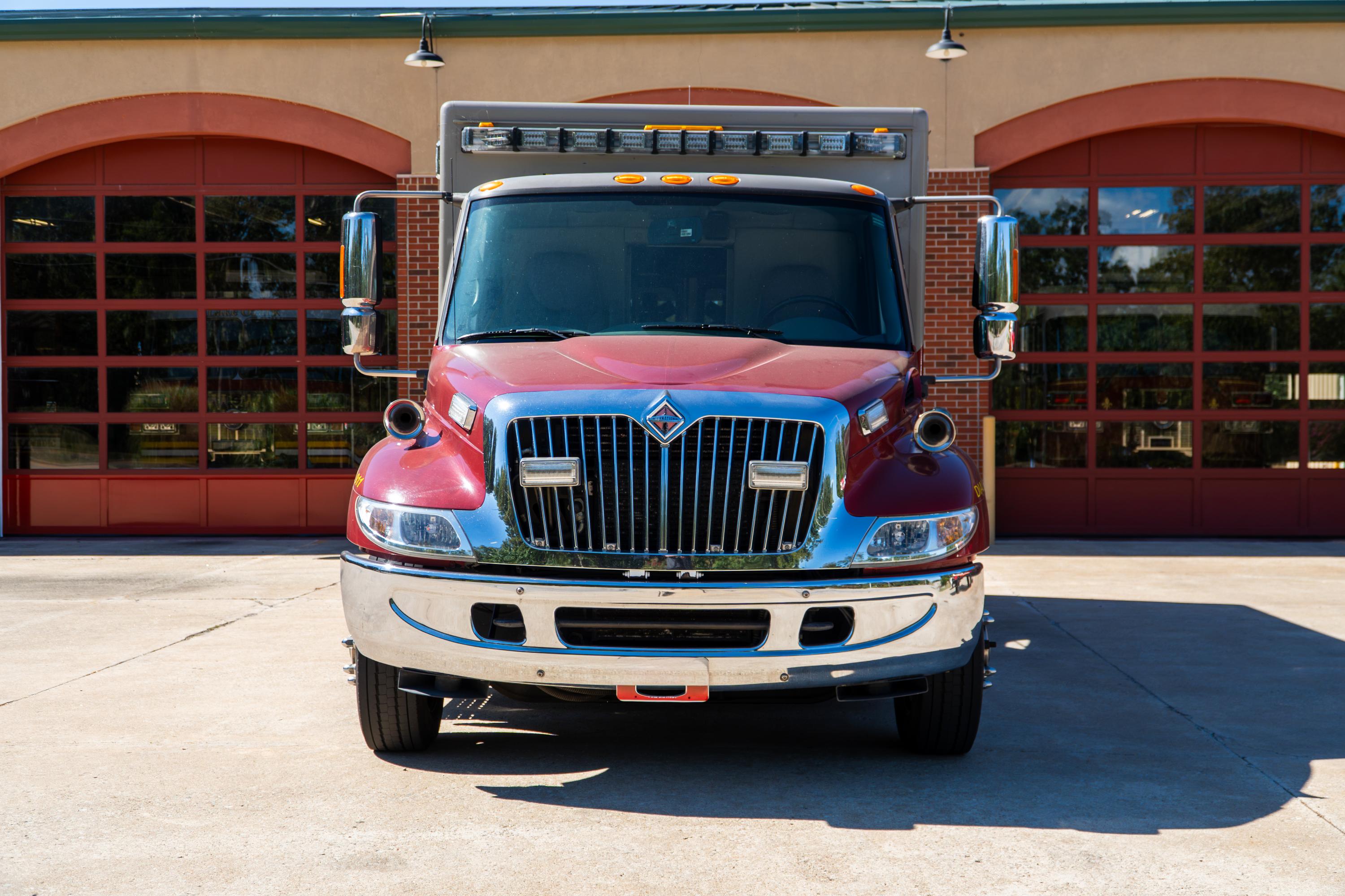 2004 AEV International Type III Ambulance - image 5