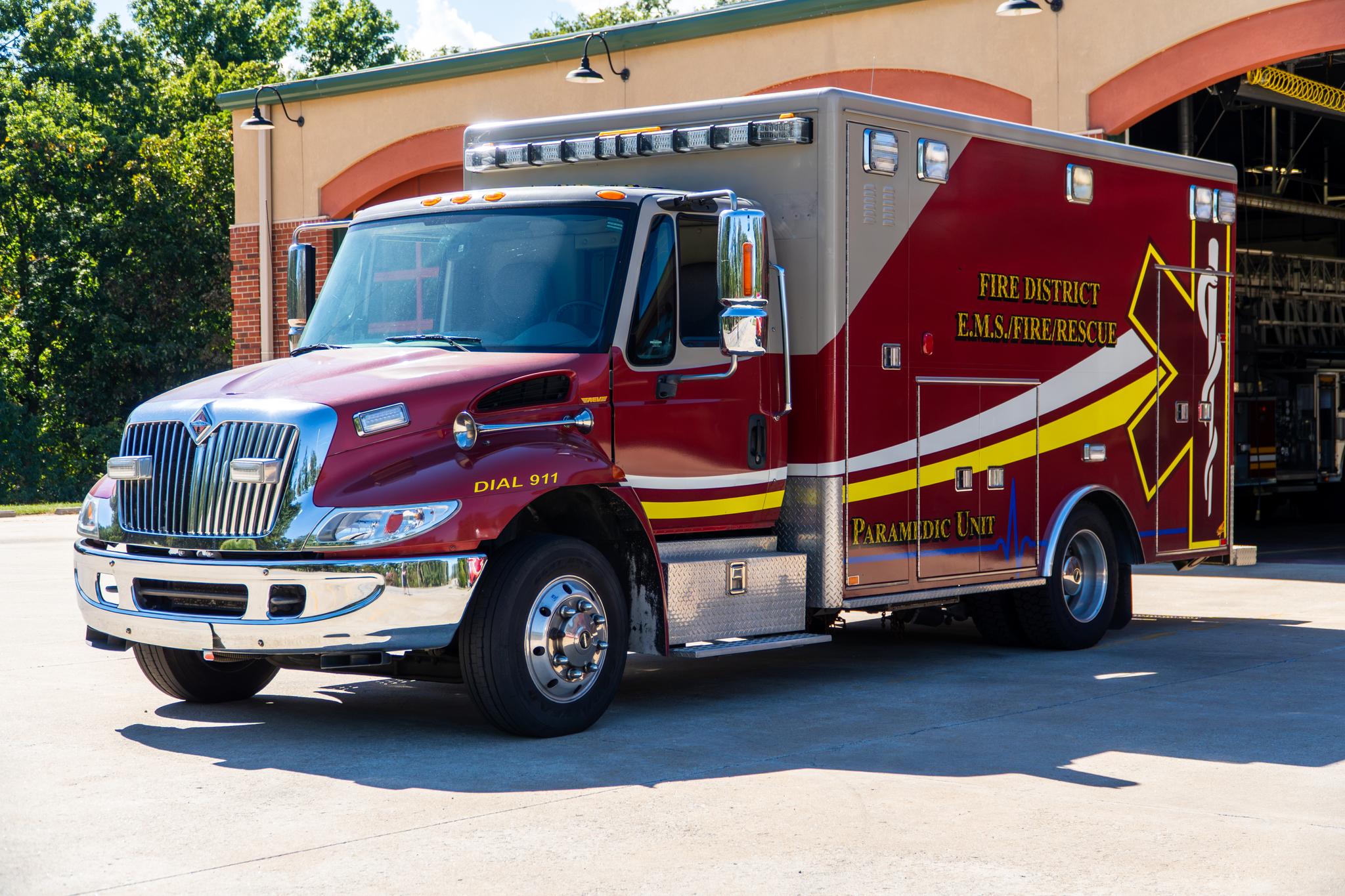 2004 AEV International Type III Ambulance - image 2