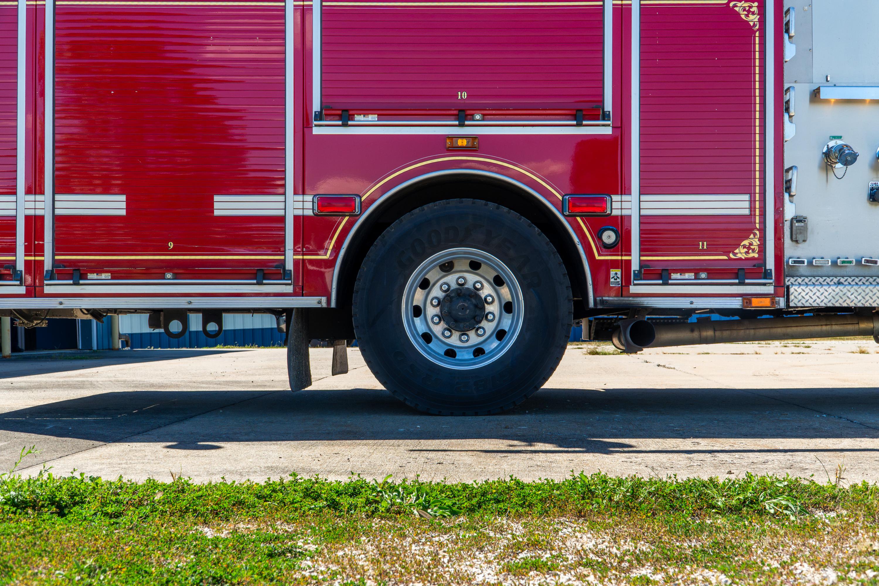 2004 Sutphen Pumper - image 12