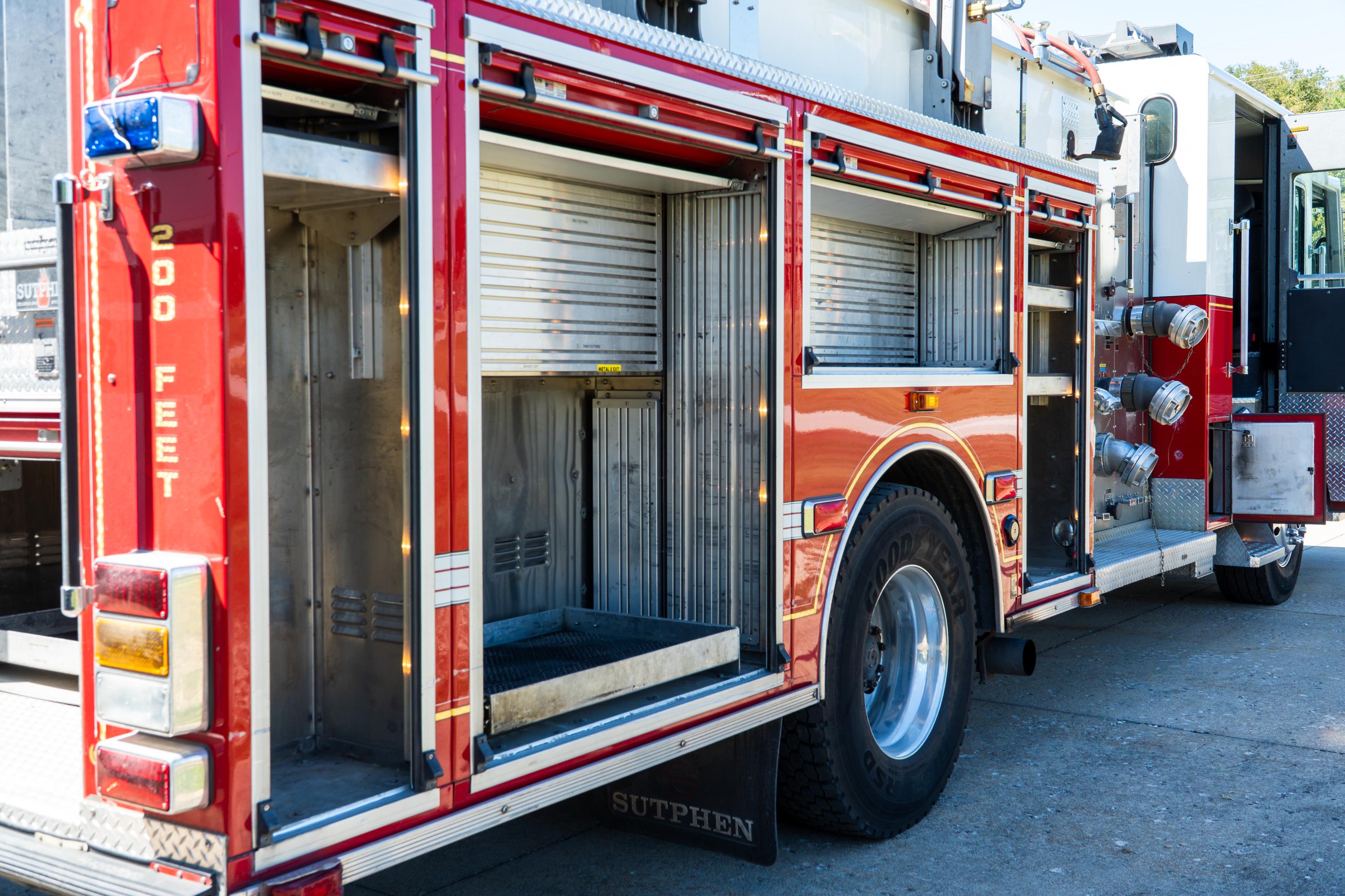 2004 Sutphen Pumper - image 87
