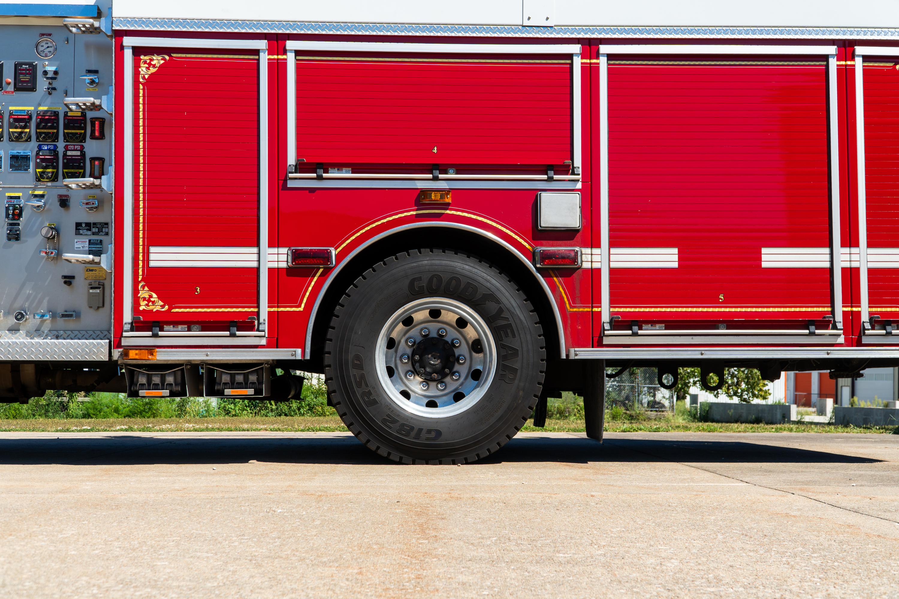 2004 Sutphen Pumper - image 11