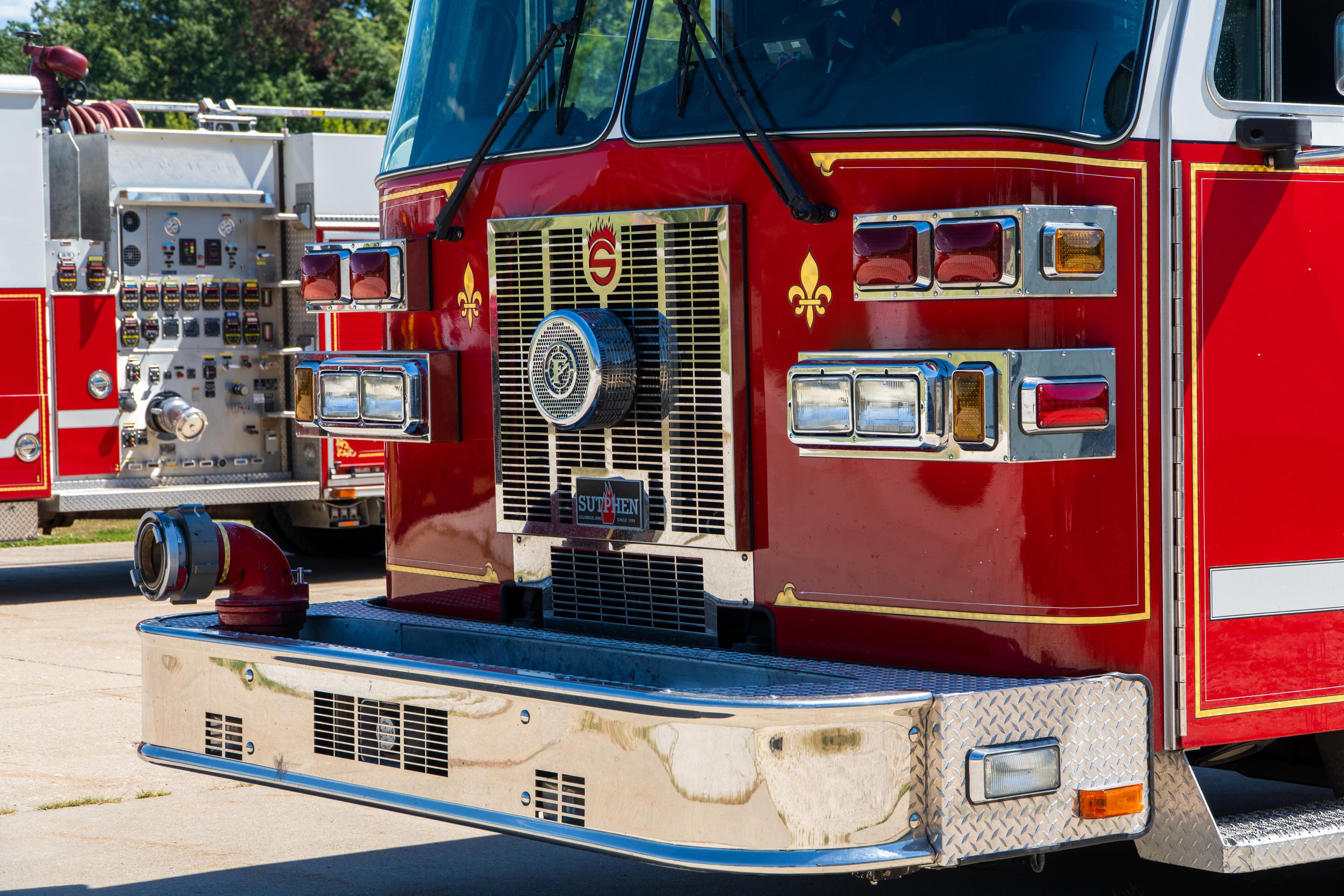2004 Sutphen Pumper - image 2