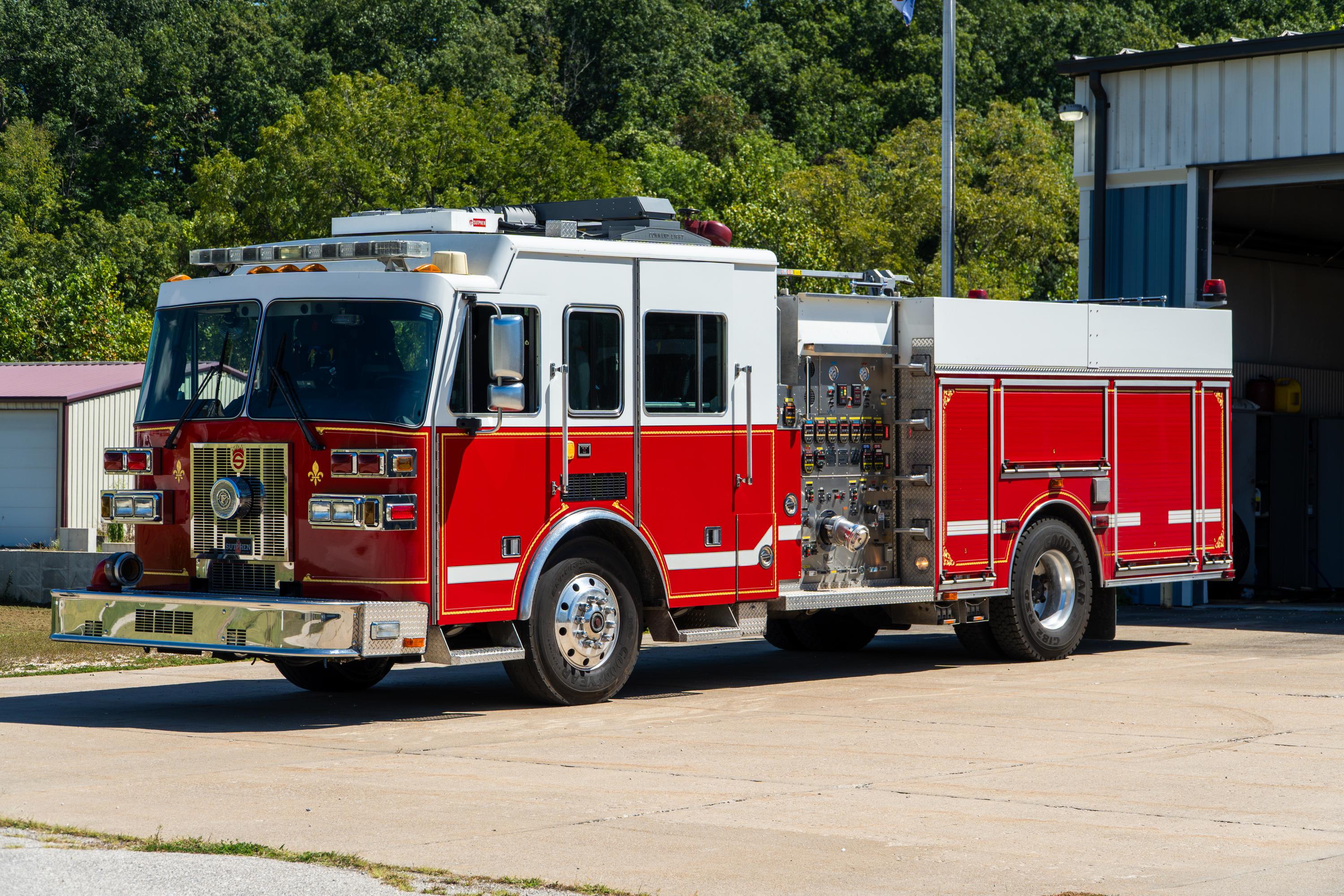 2004 Sutphen Pumper - image 2