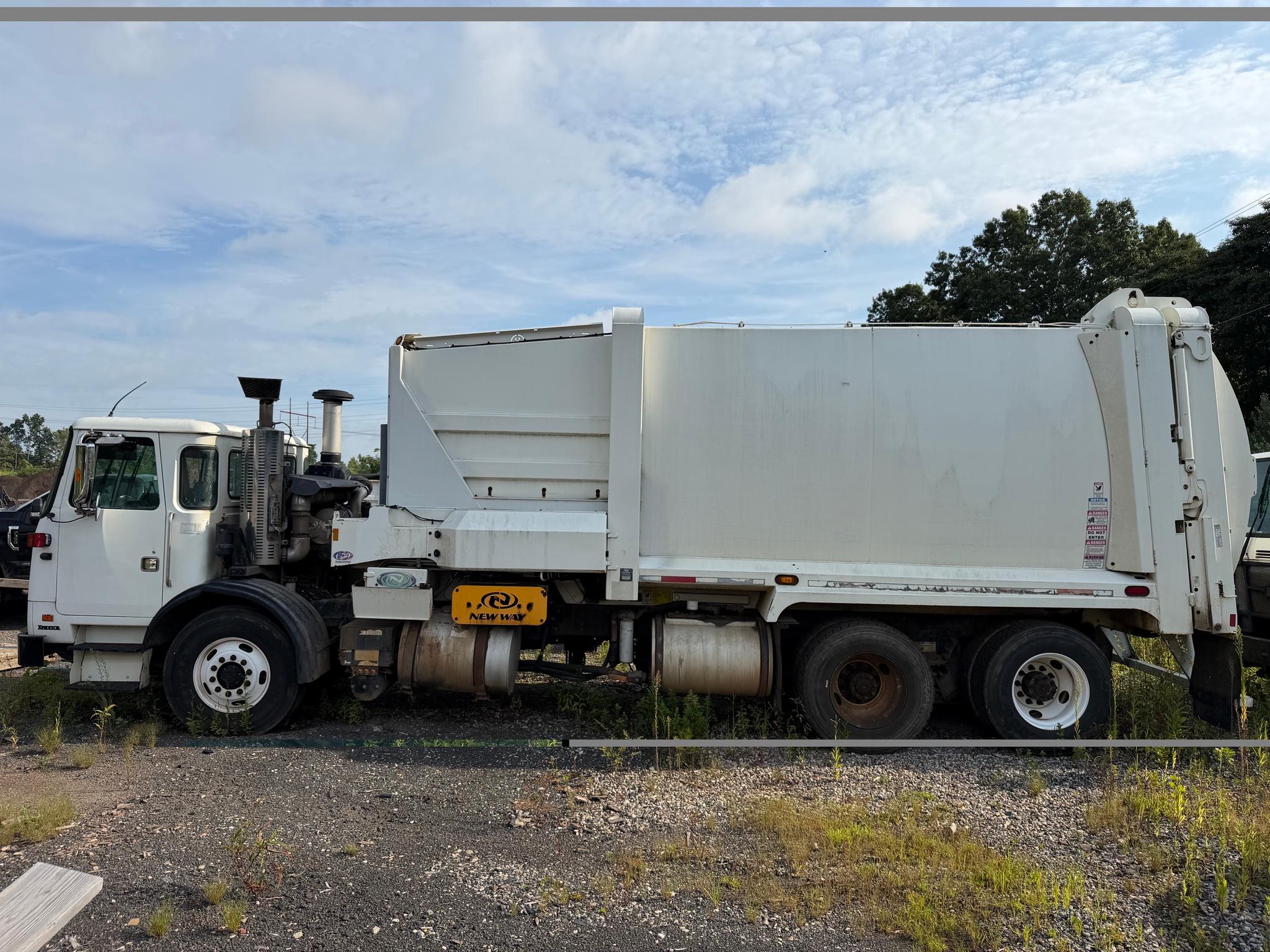 2013 Autocar New Way Automated Side Loader - image 3
