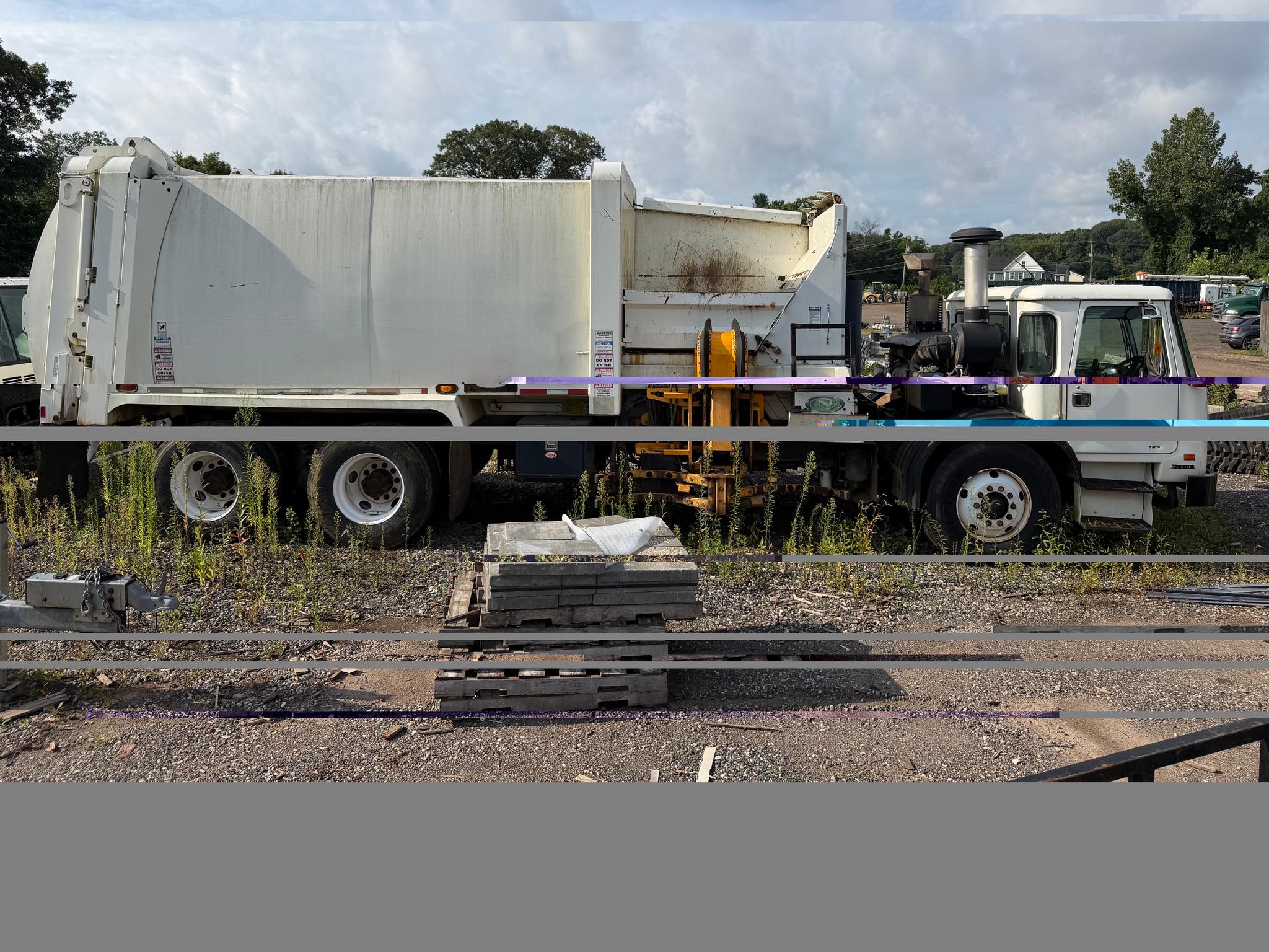2013 Autocar New Way Automated Side Loader - image 2