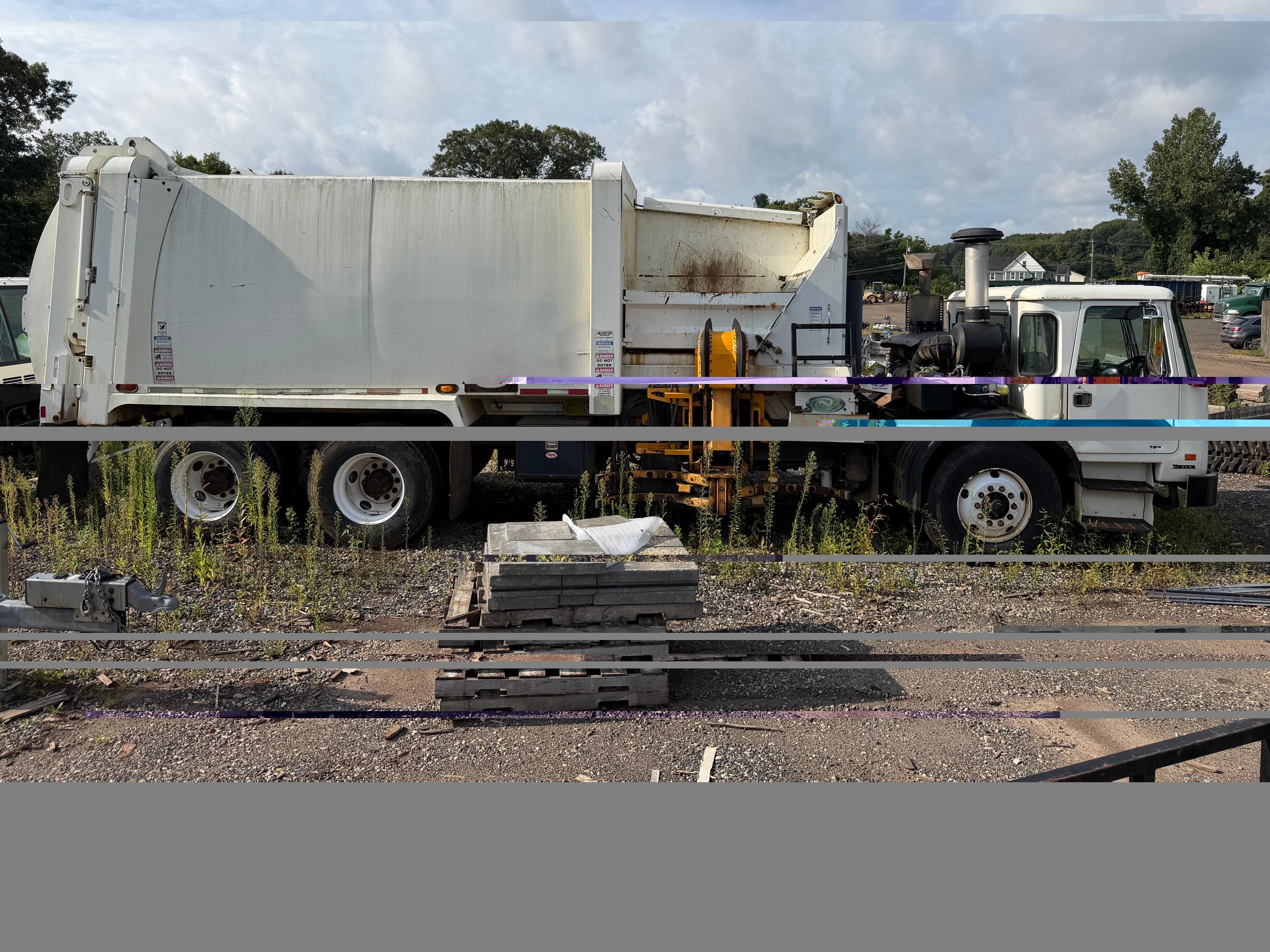 2013 Autocar New Way Automated Side Loader - image 2