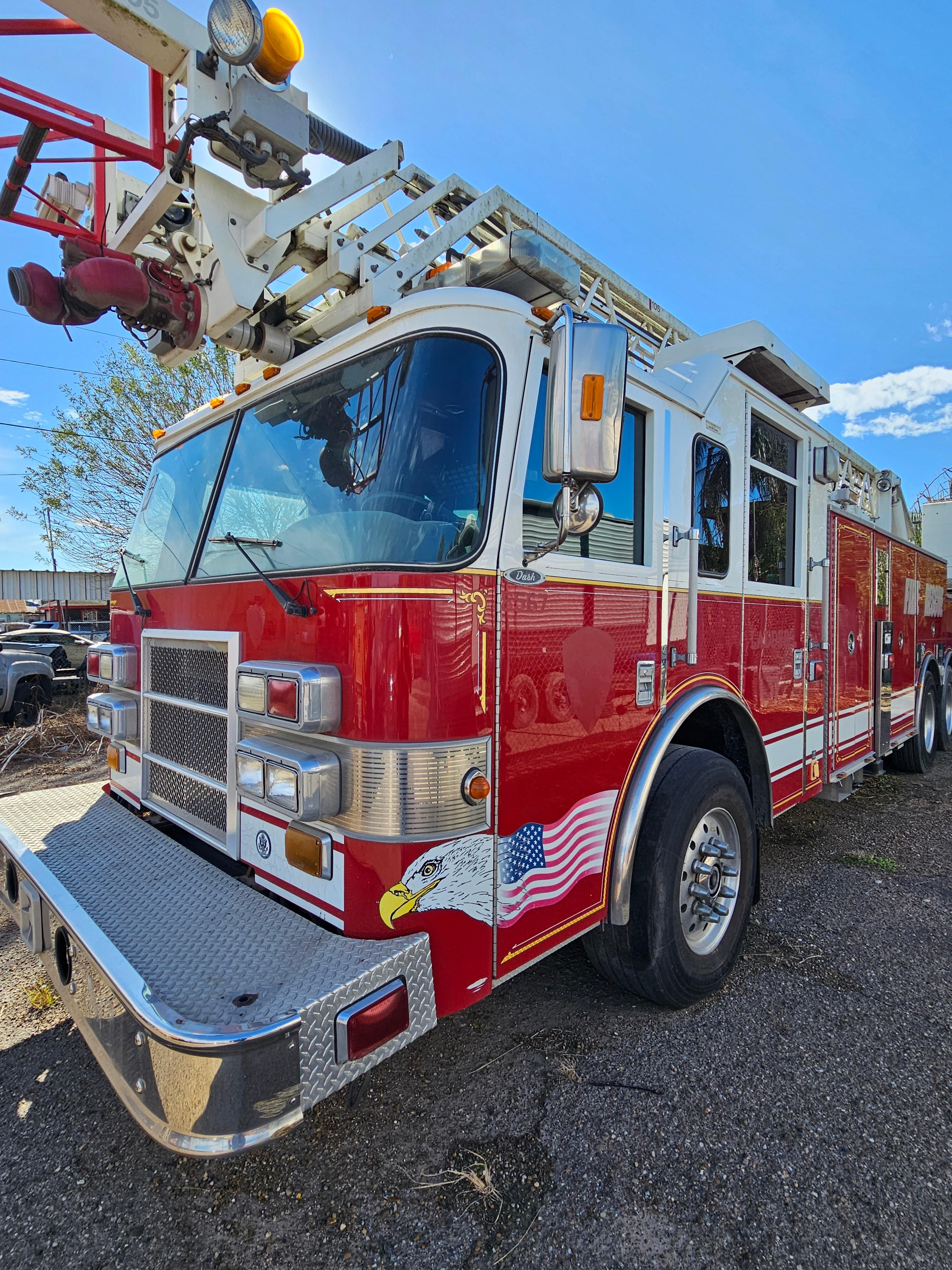 2004 105' Pierce Dash Ladder truck - image 1