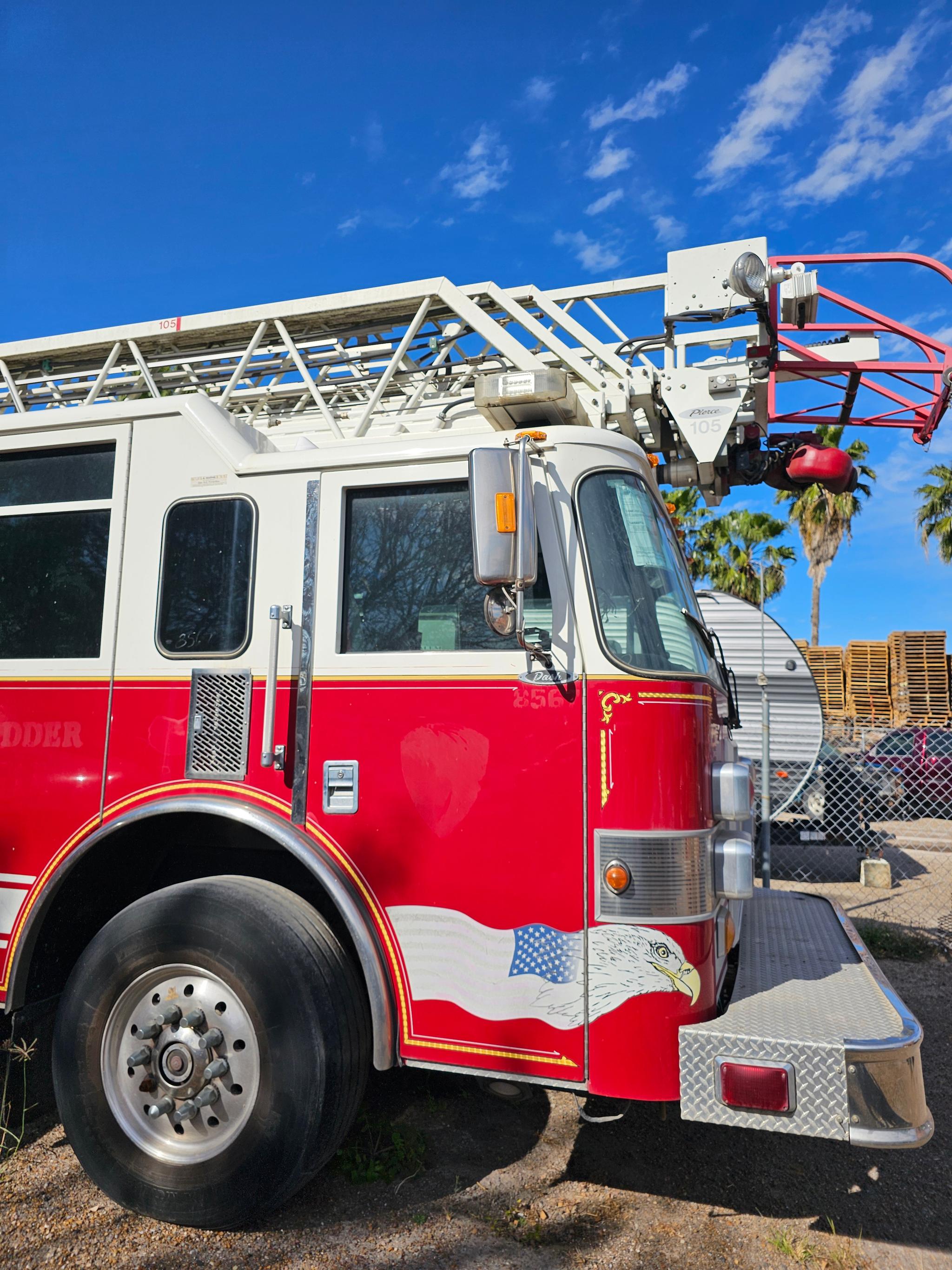 2004 105' Pierce Dash Ladder truck - image 3