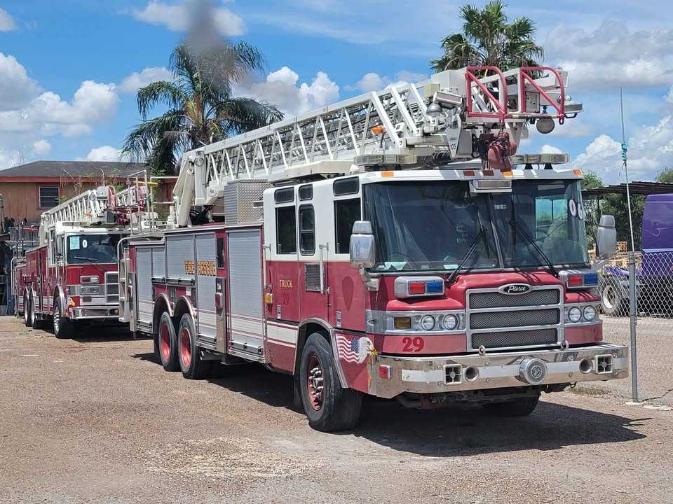 2006 Pierce Quantum 105' Ladder