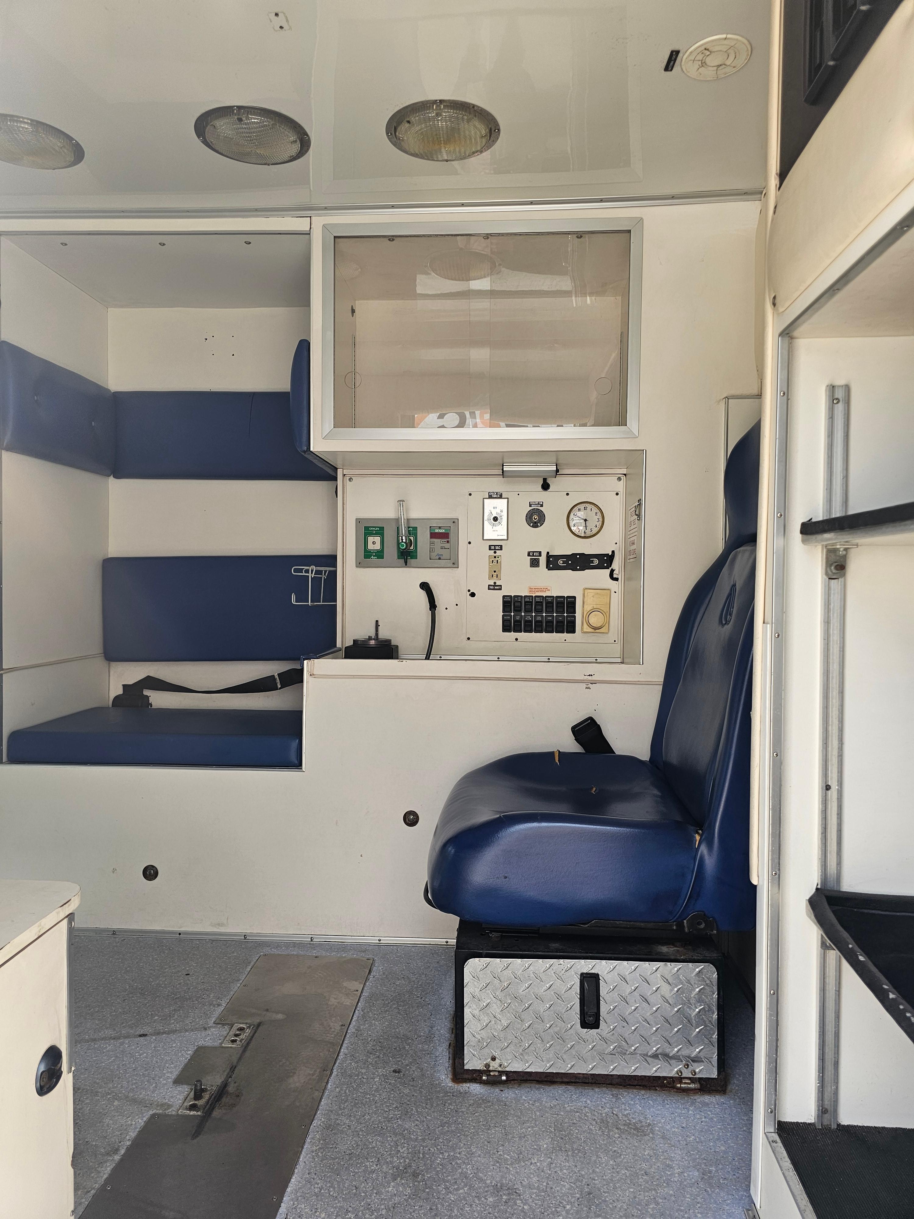 2001 Ford E450 Wheeled Coach Type III - image 3