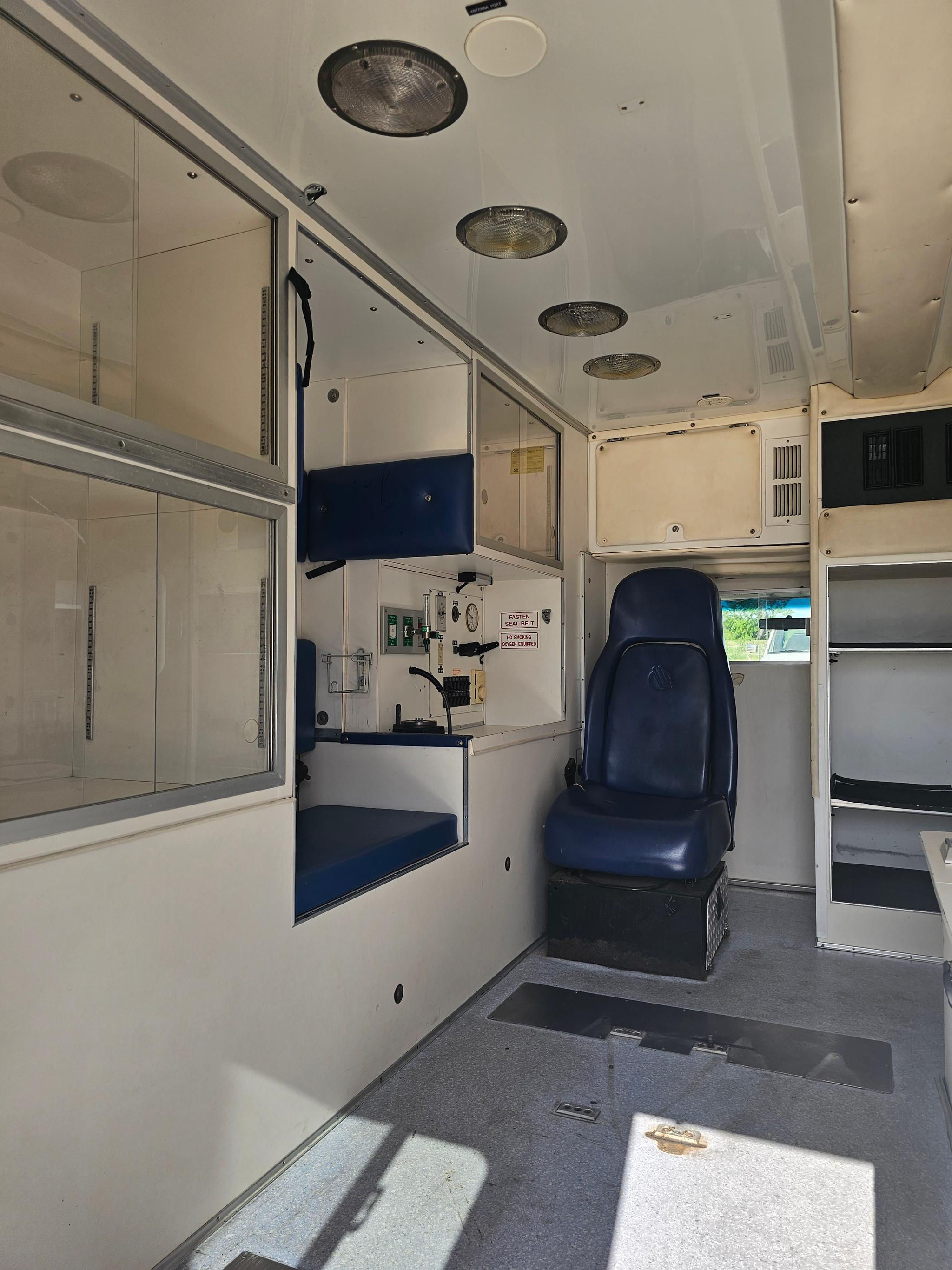 2001 Ford E450 Wheeled Coach Type III - image 5