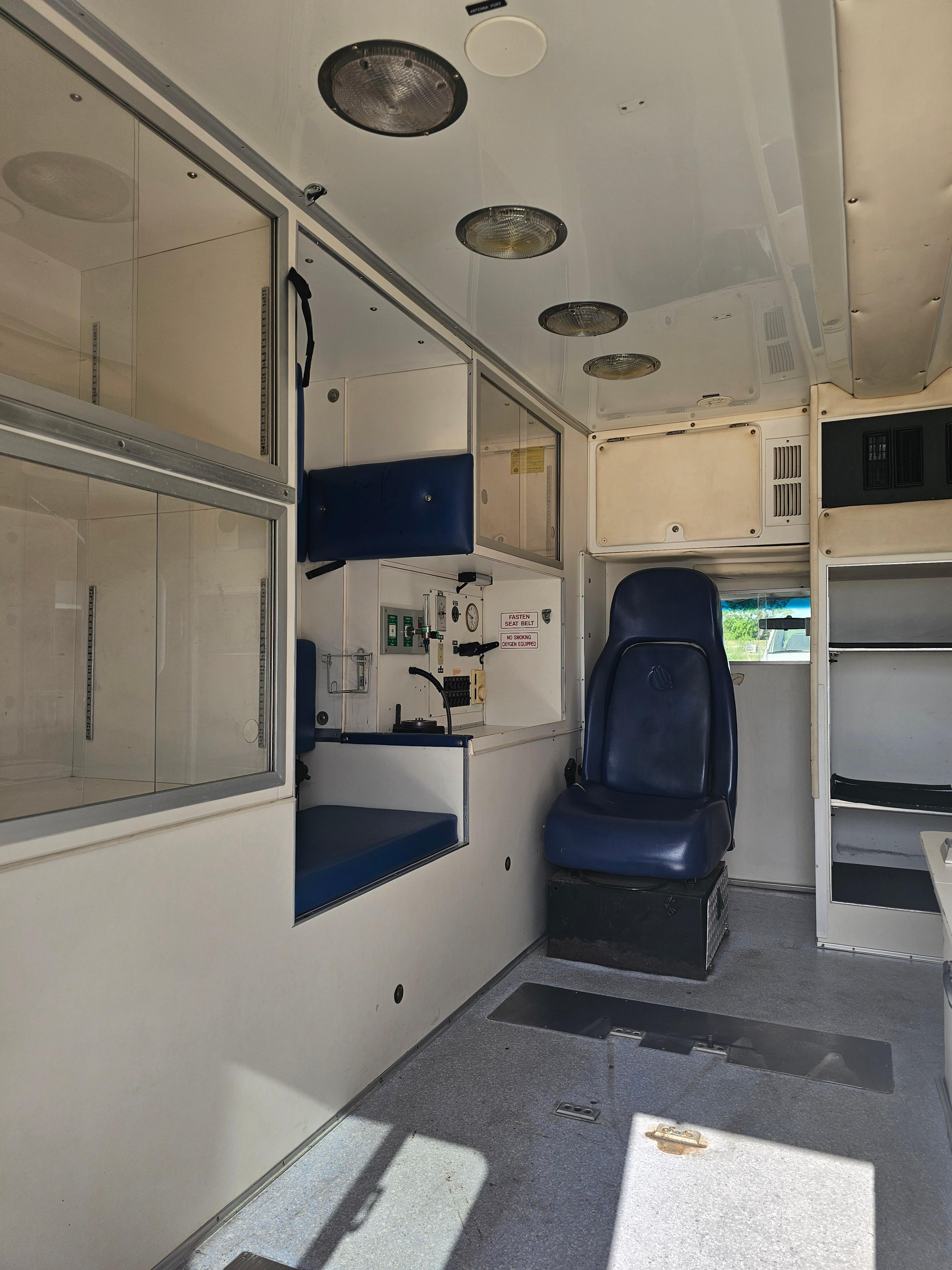 2001 Ford E450 Wheeled Coach Type III - image 5