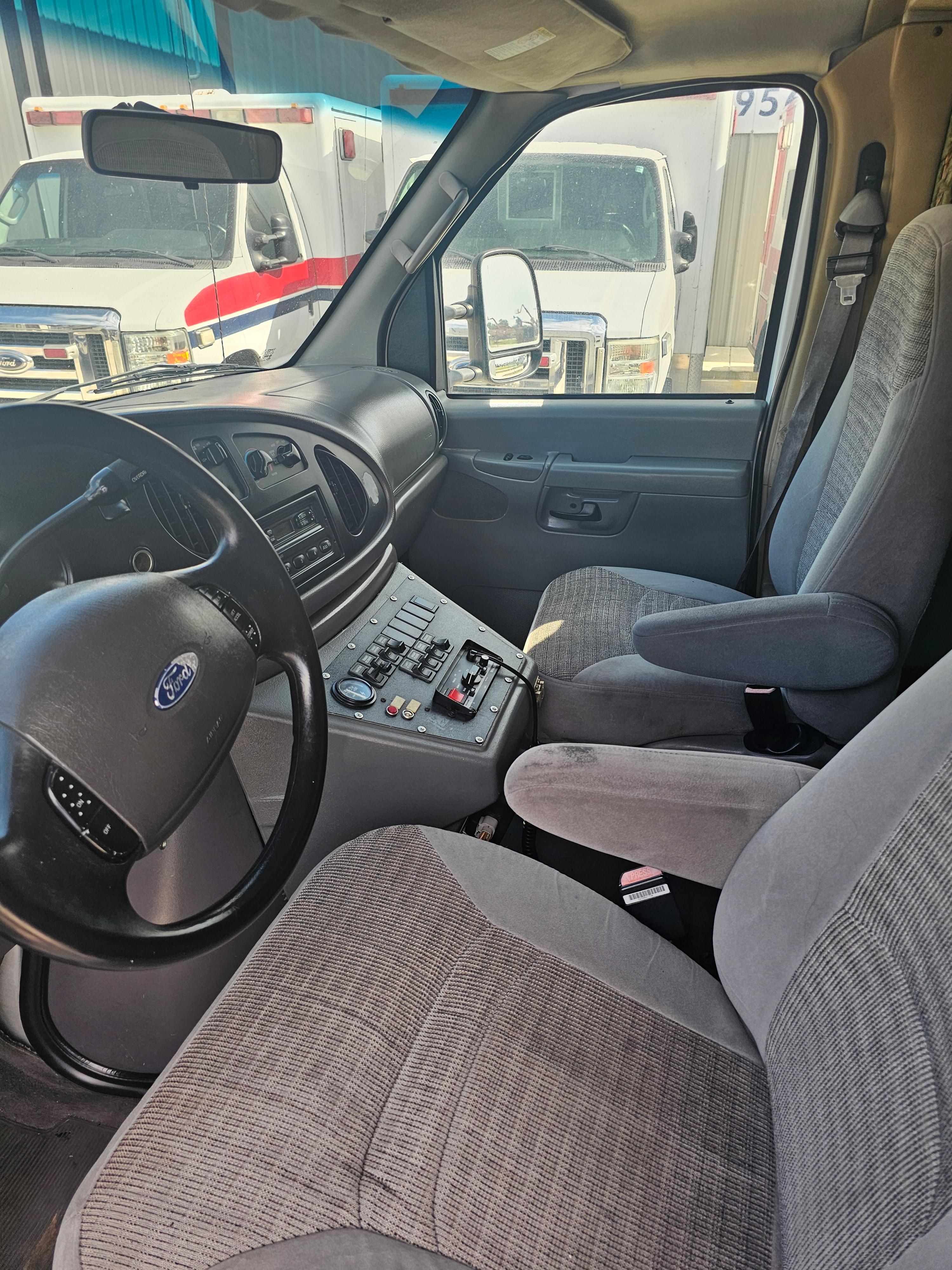2001 Ford E450 Wheeled Coach Type III - image 7