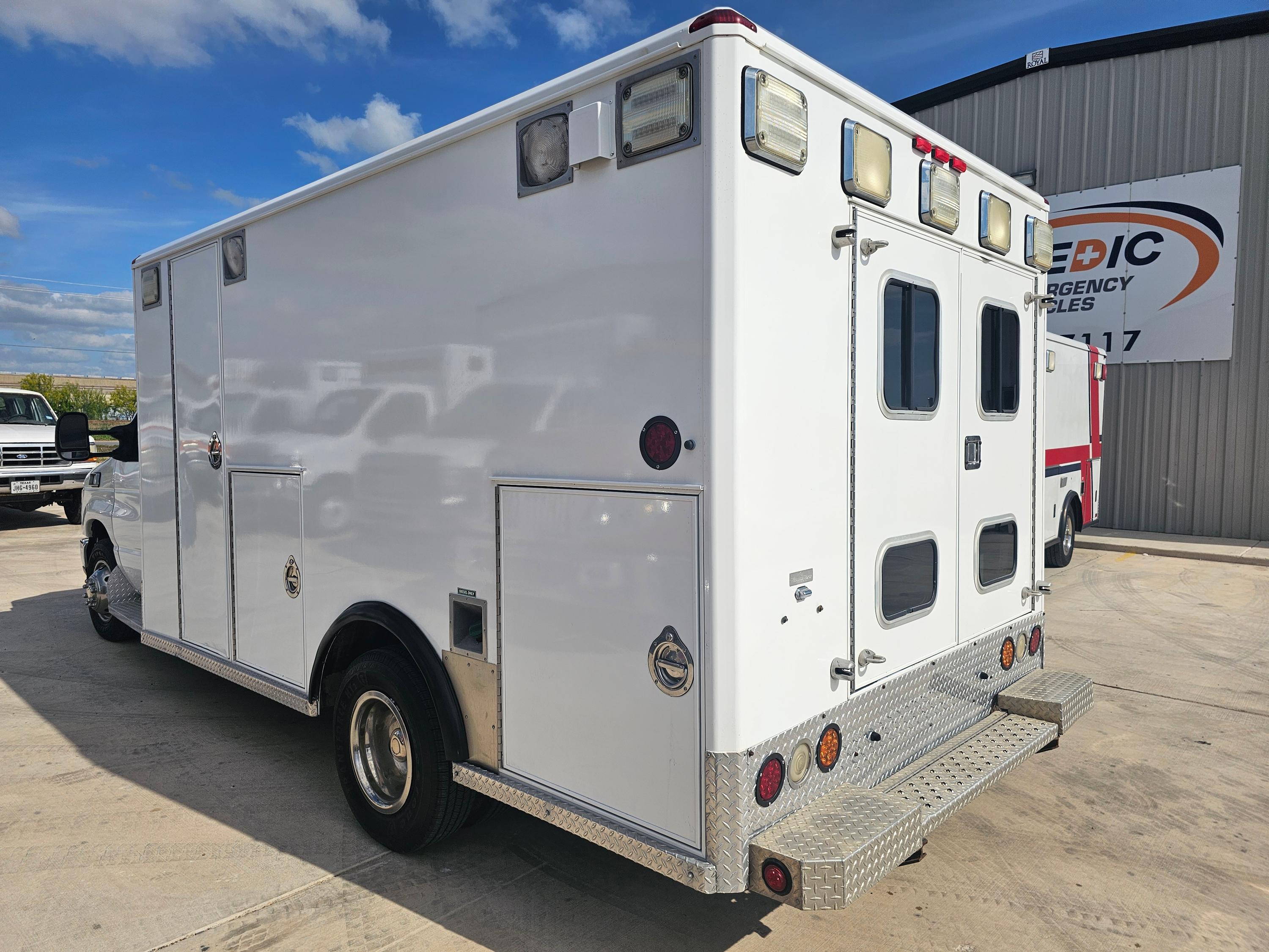 2001 Ford E450 Wheeled Coach Type III - image 4