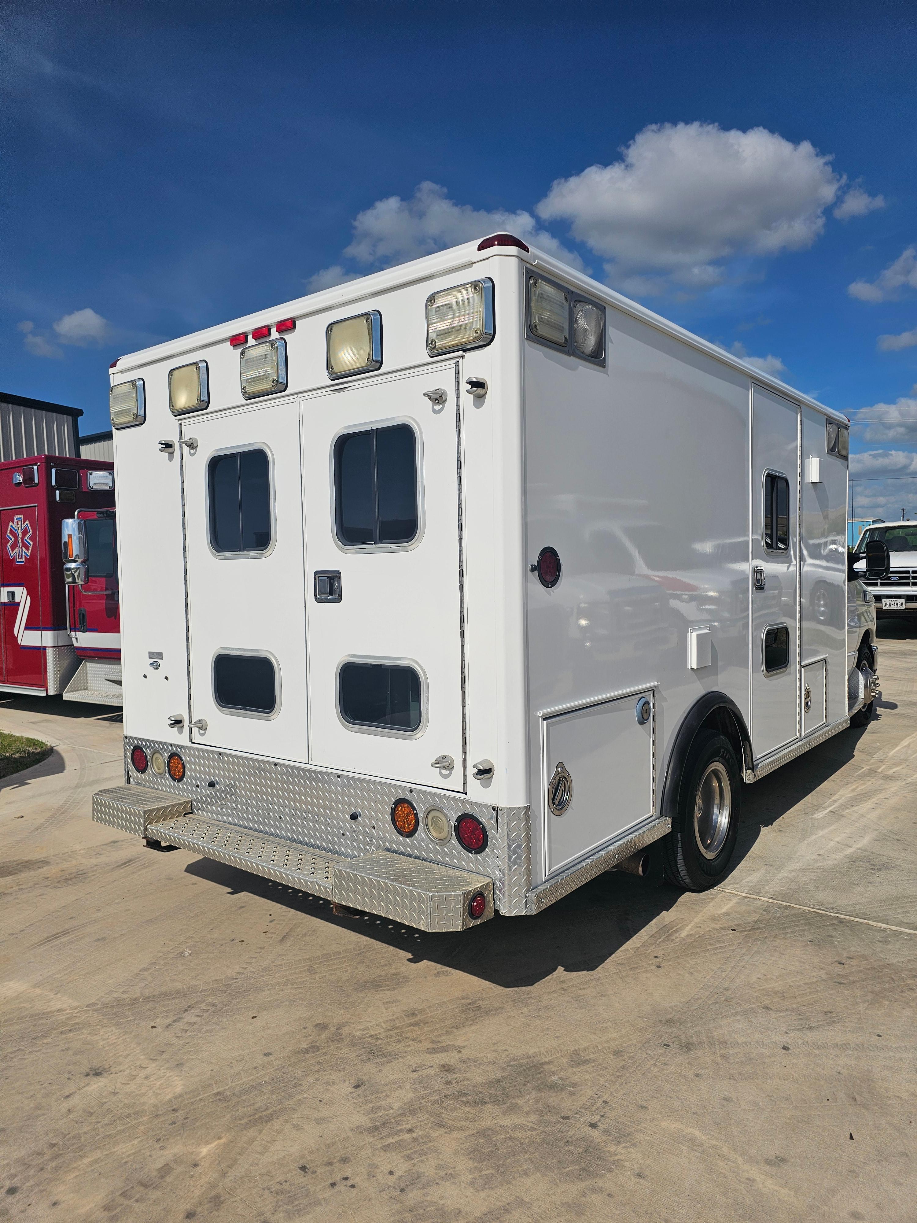 2001 Ford E450 Wheeled Coach Type III - image 6