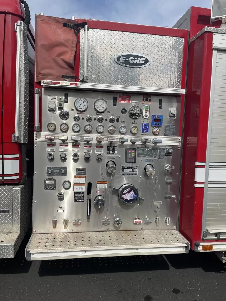 2004 E-One Freightliner Pumper - image 8