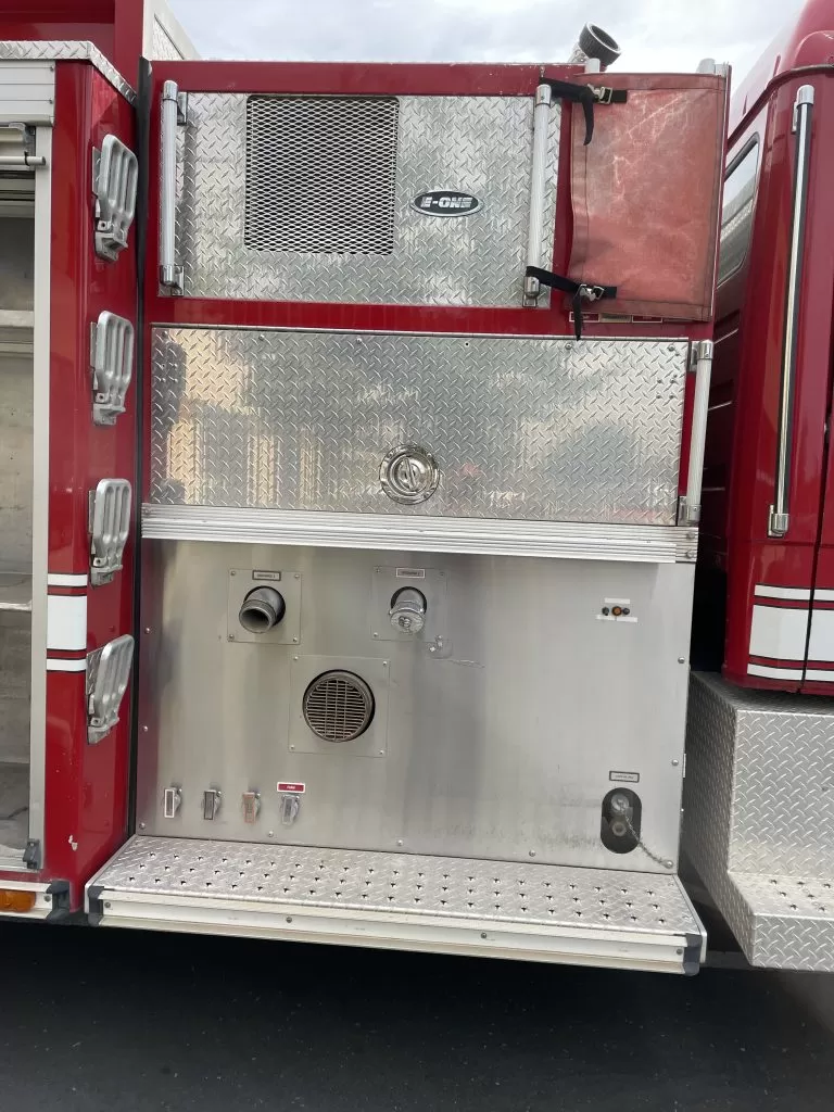 2004 E-One Freightliner Pumper - image 9