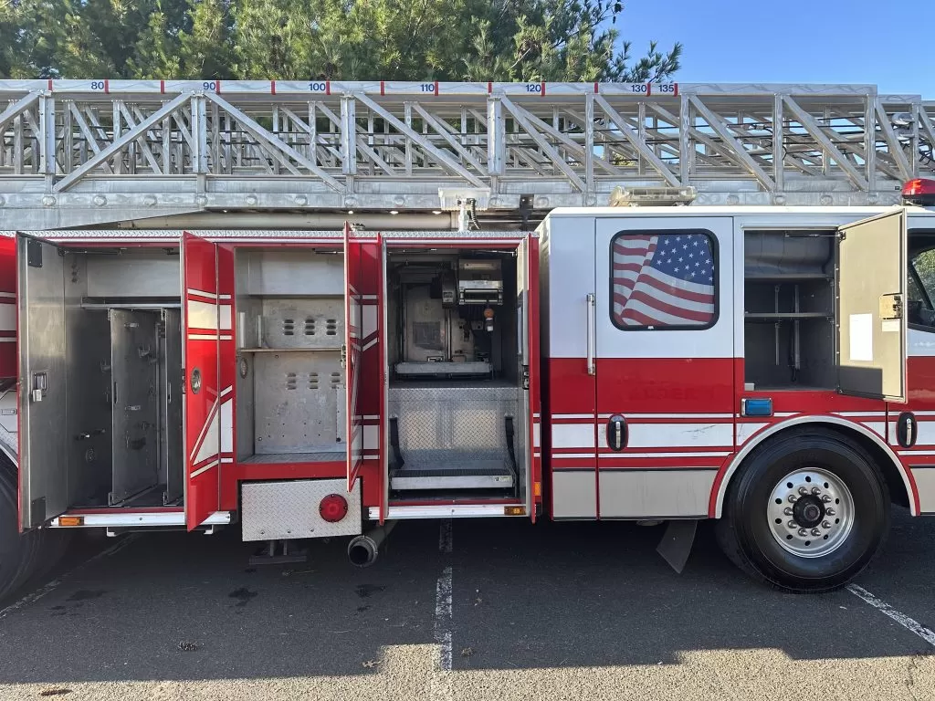 2009 E-One 135′ Aerial 125' Aerial - image 23