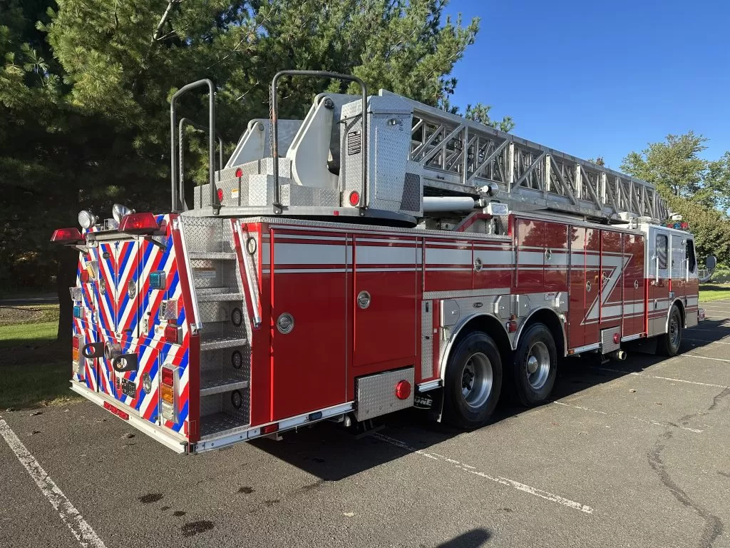 2009 E-One 135′ Aerial 125' Aerial - image 10