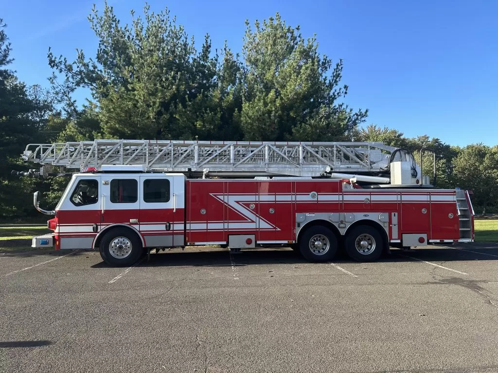 2009 E-One 135′ Aerial 125' Aerial - image 6