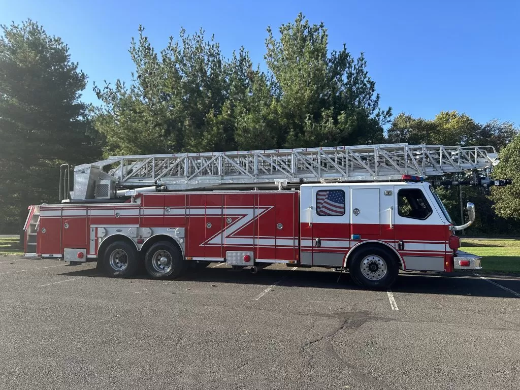 2009 E-One 135′ Aerial 125' Aerial - image 7