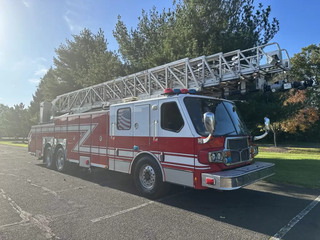 2009 E-One 135′ Aerial 125' Aerial - image 4