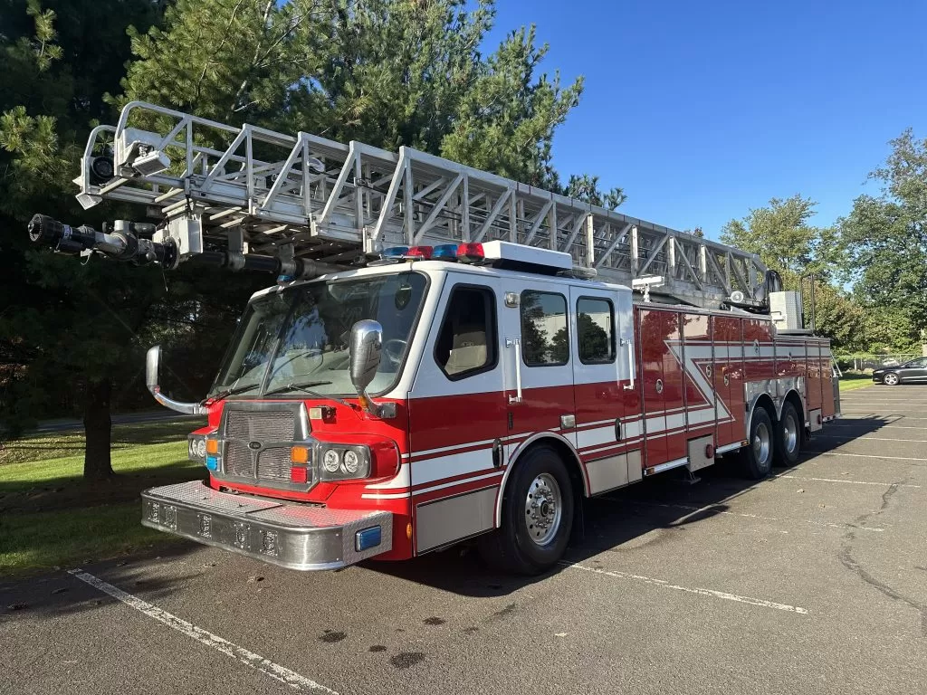 2009 E-One 135′ Aerial 125' Aerial - image 3