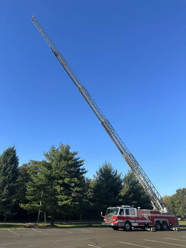 2009 E-One 135′ Aerial 125' Aerial - image 2