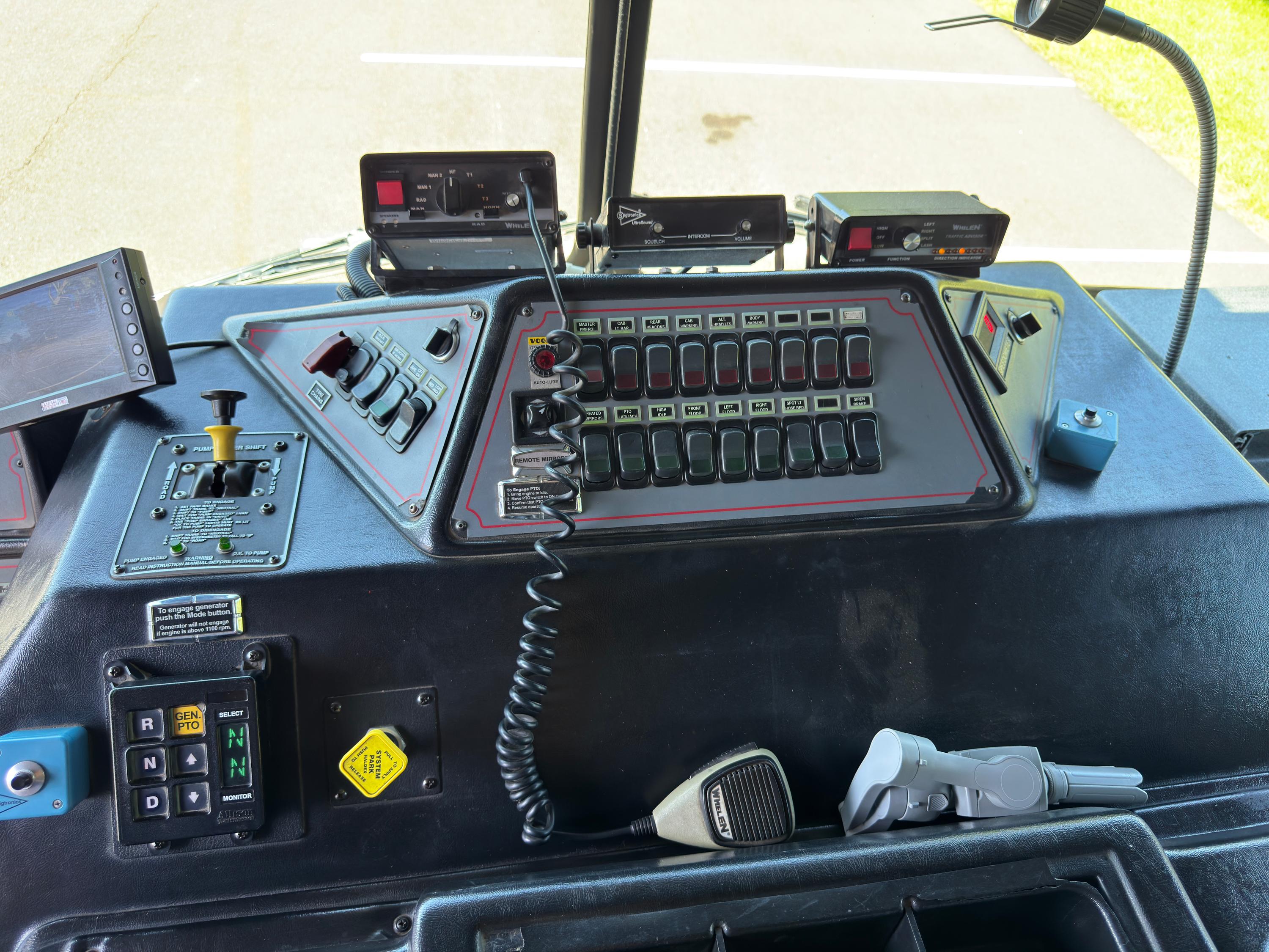 2011 Sutphen SL75 75' Aerial - image 19