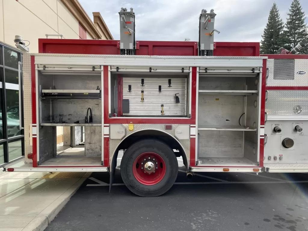 2004 E-One Freightliner Pumper - image 4