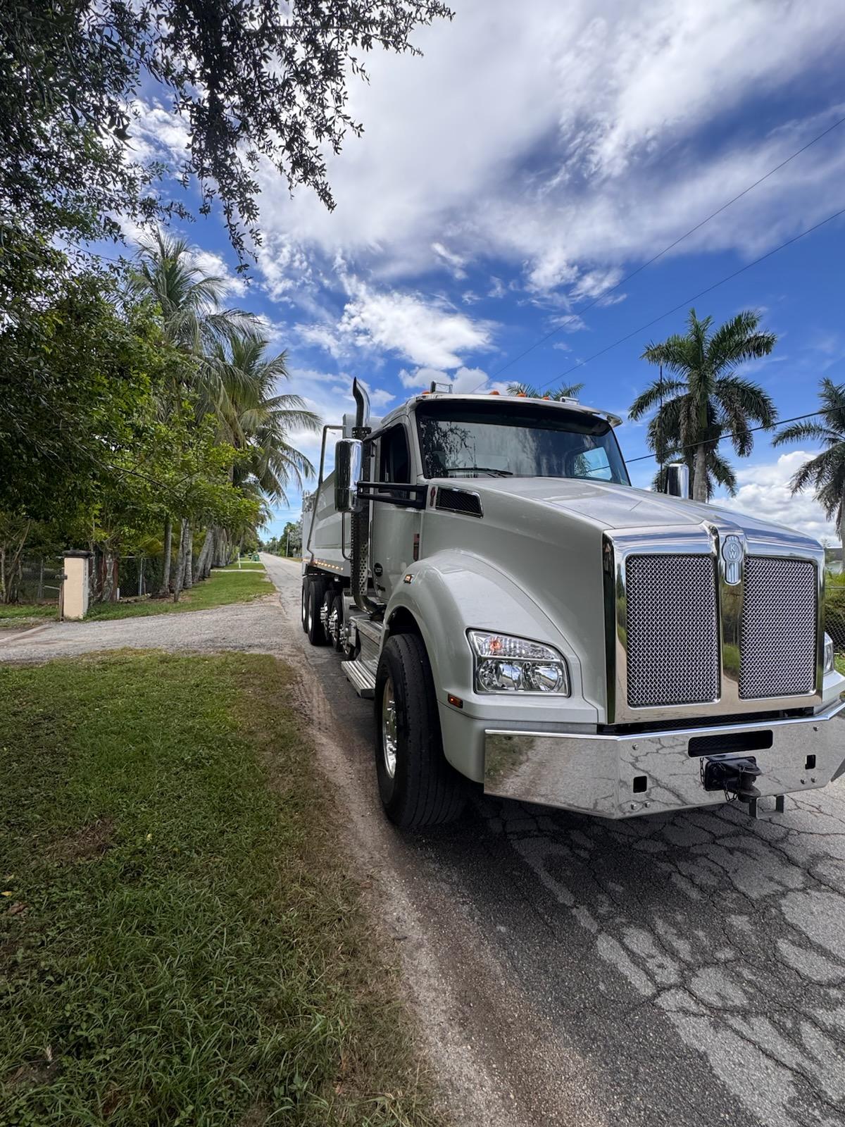 2020 Kenworth T880 Dump Truck - image 2