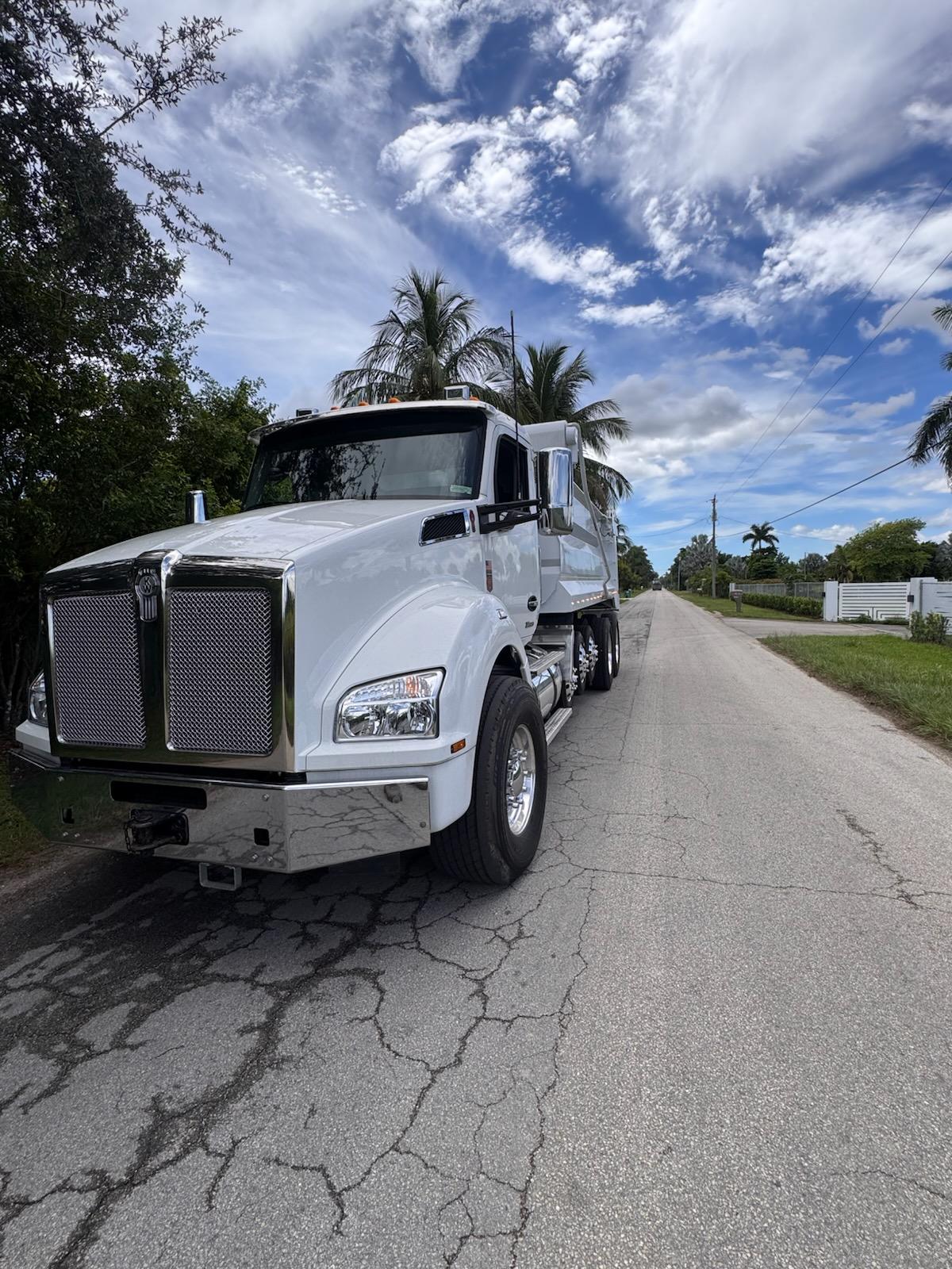 2020 Kenworth T880 Dump Truck - image 1
