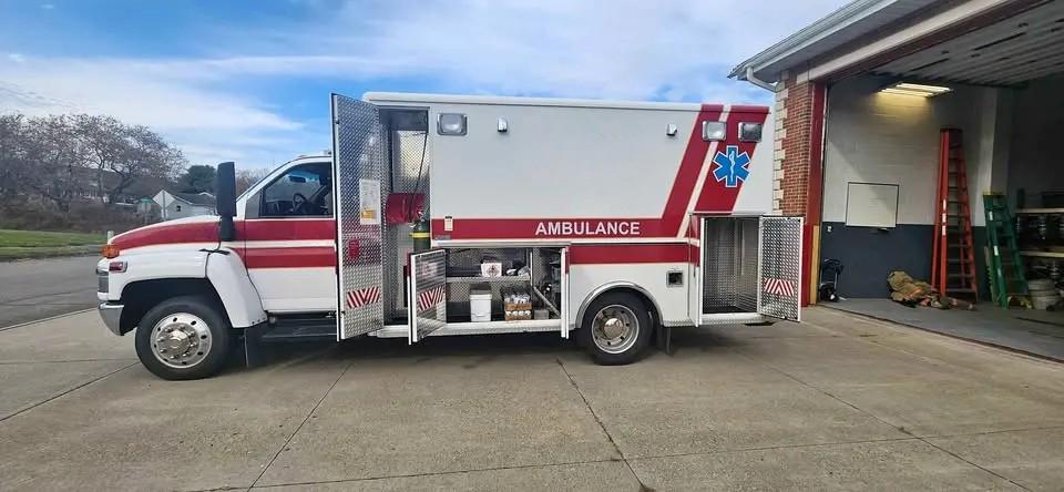 2004 Chevy Kodiak Horton Ambulance (includes Stryker Strecher)