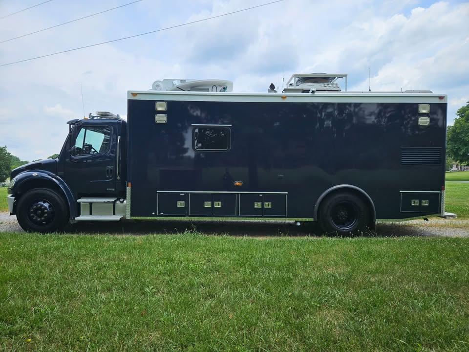 2007 Freightliner M2 Mobile Command - image 2