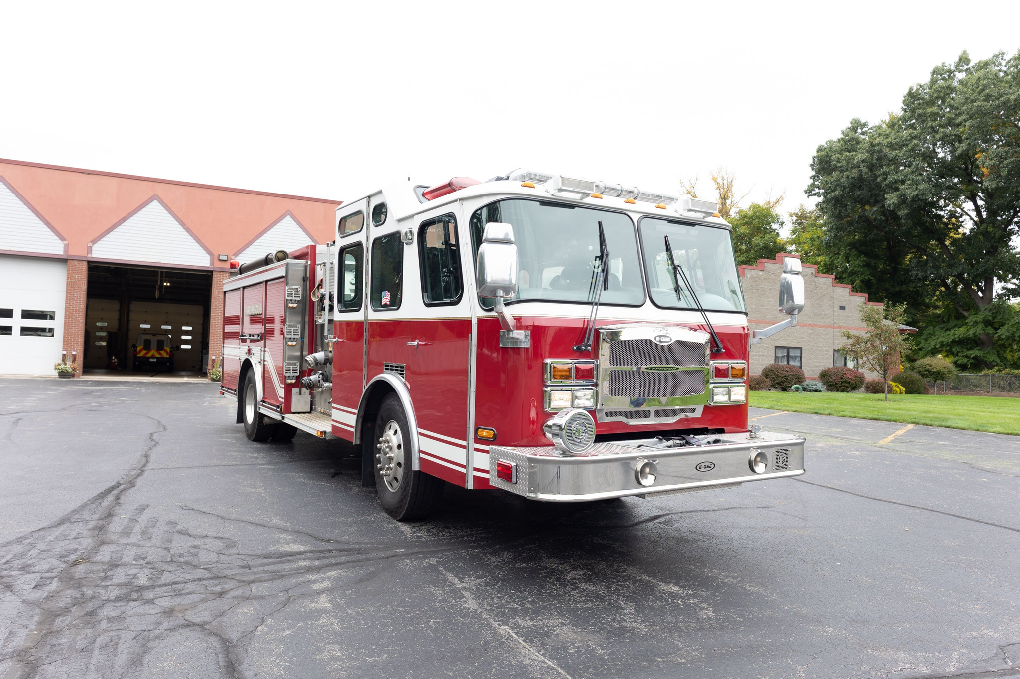 2008 E-One Typhoon Pumper - image 2