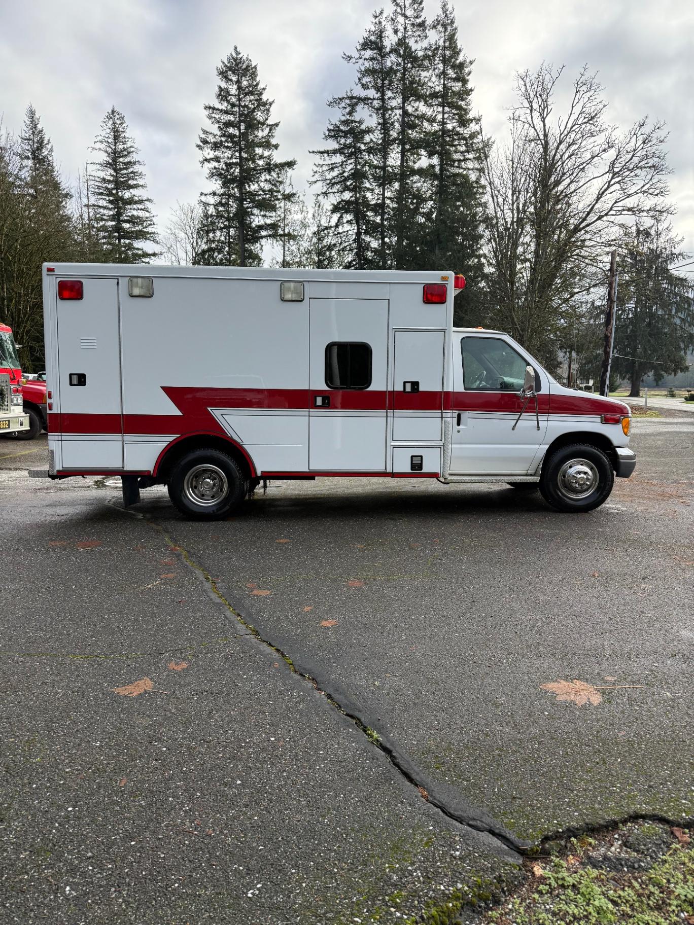 1998 Road Rescue Ford Type I Ambulance - image 5