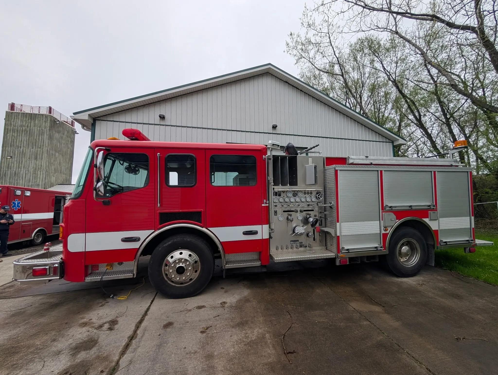 2004 American LaFrance Metropolitan Pumper - image 1