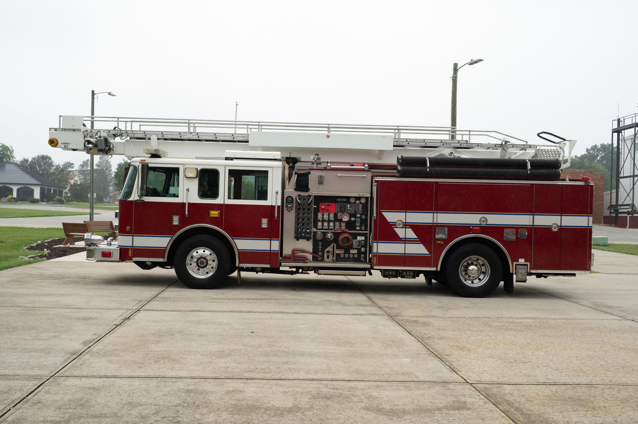 2006 Pierce 61' Telesquirt 61' Aerial - image 2