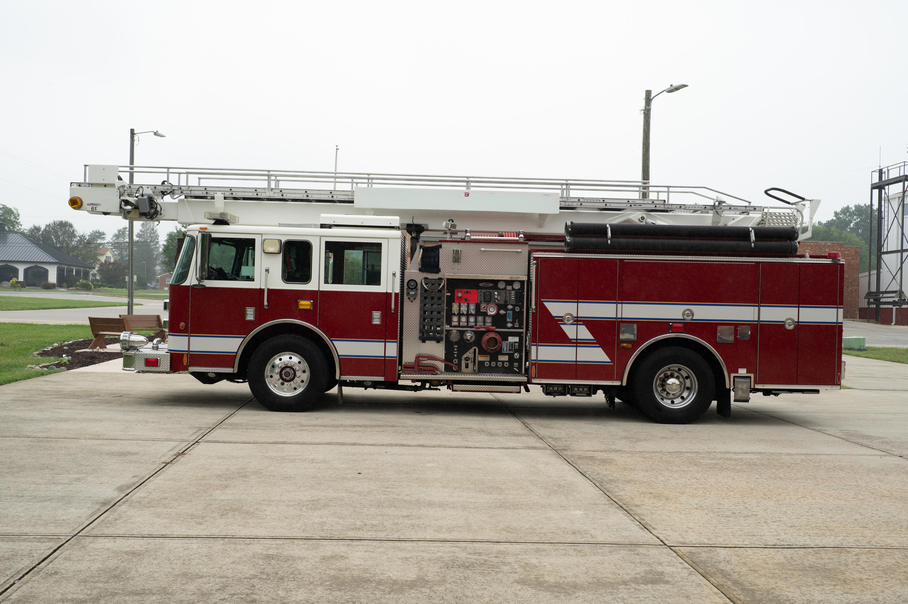 2006 Pierce 61' Telesquirt 61' Aerial - image 2