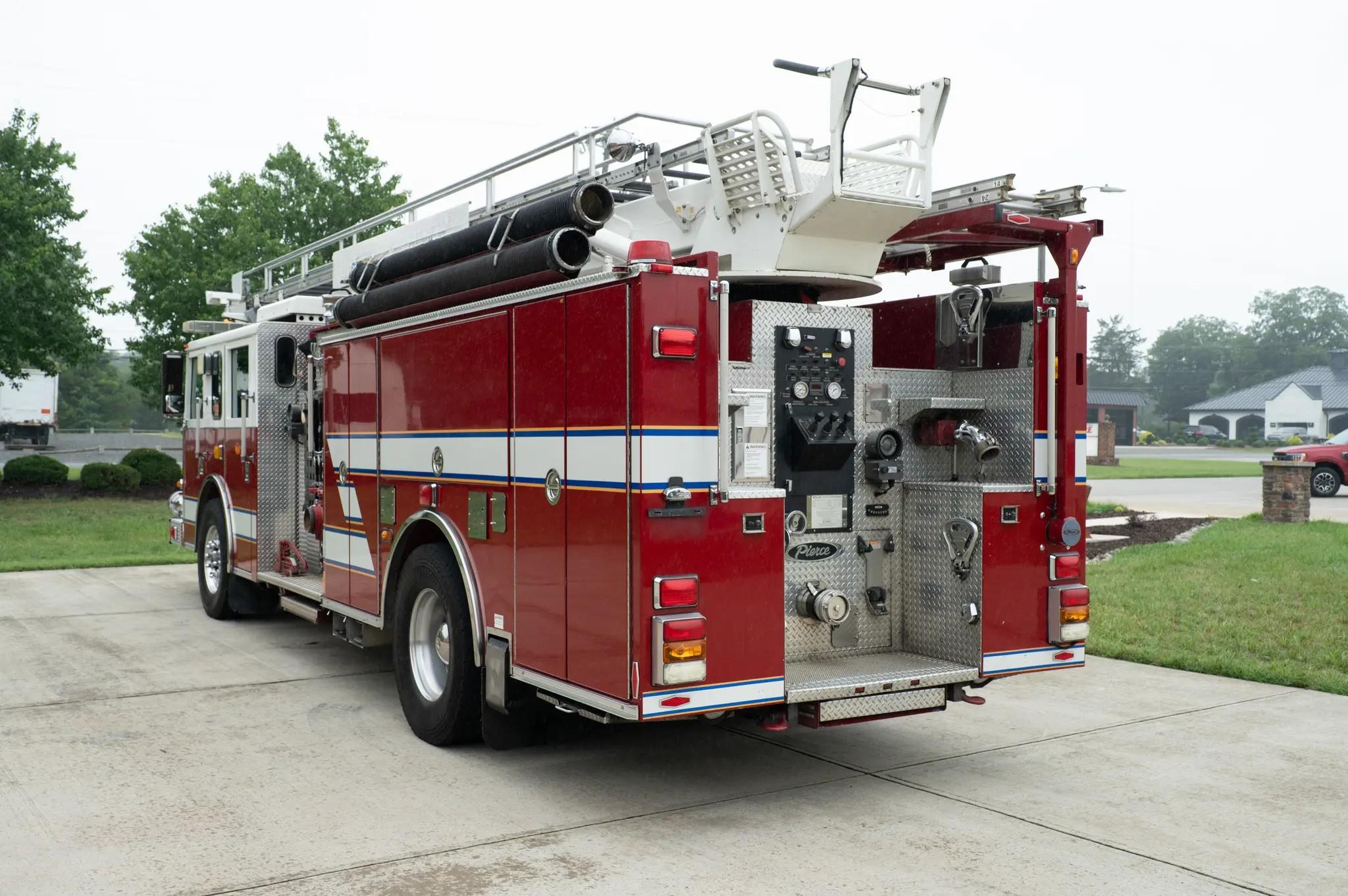 2006 Pierce 61' Telesquirt 61' Aerial - image 3