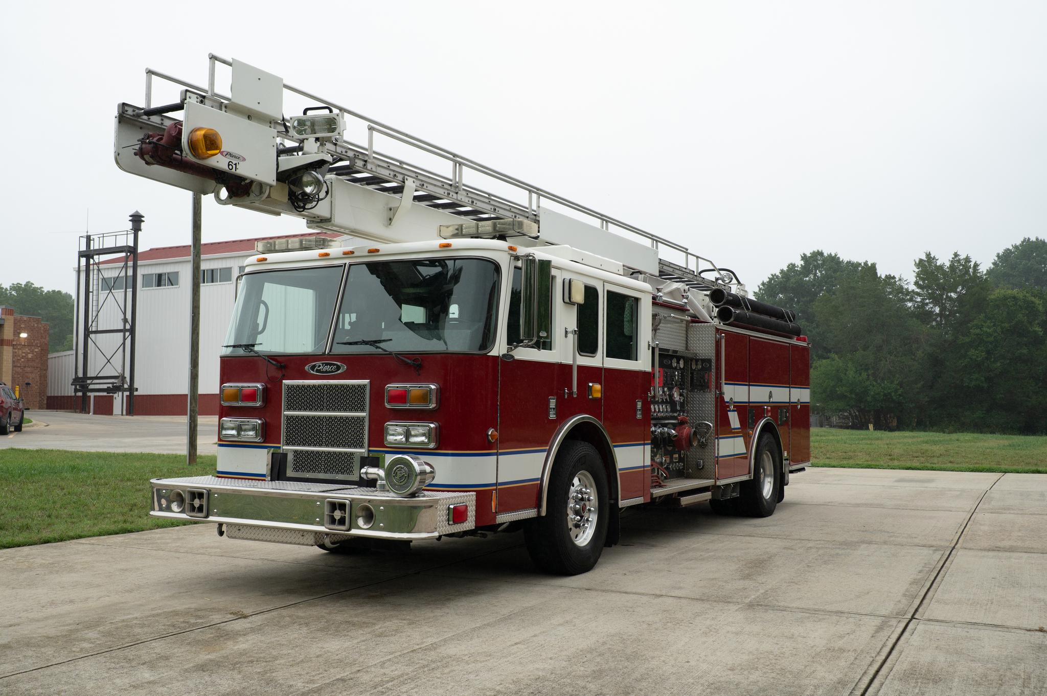 2006 Pierce 61' Telesquirt 61' Aerial - image 1