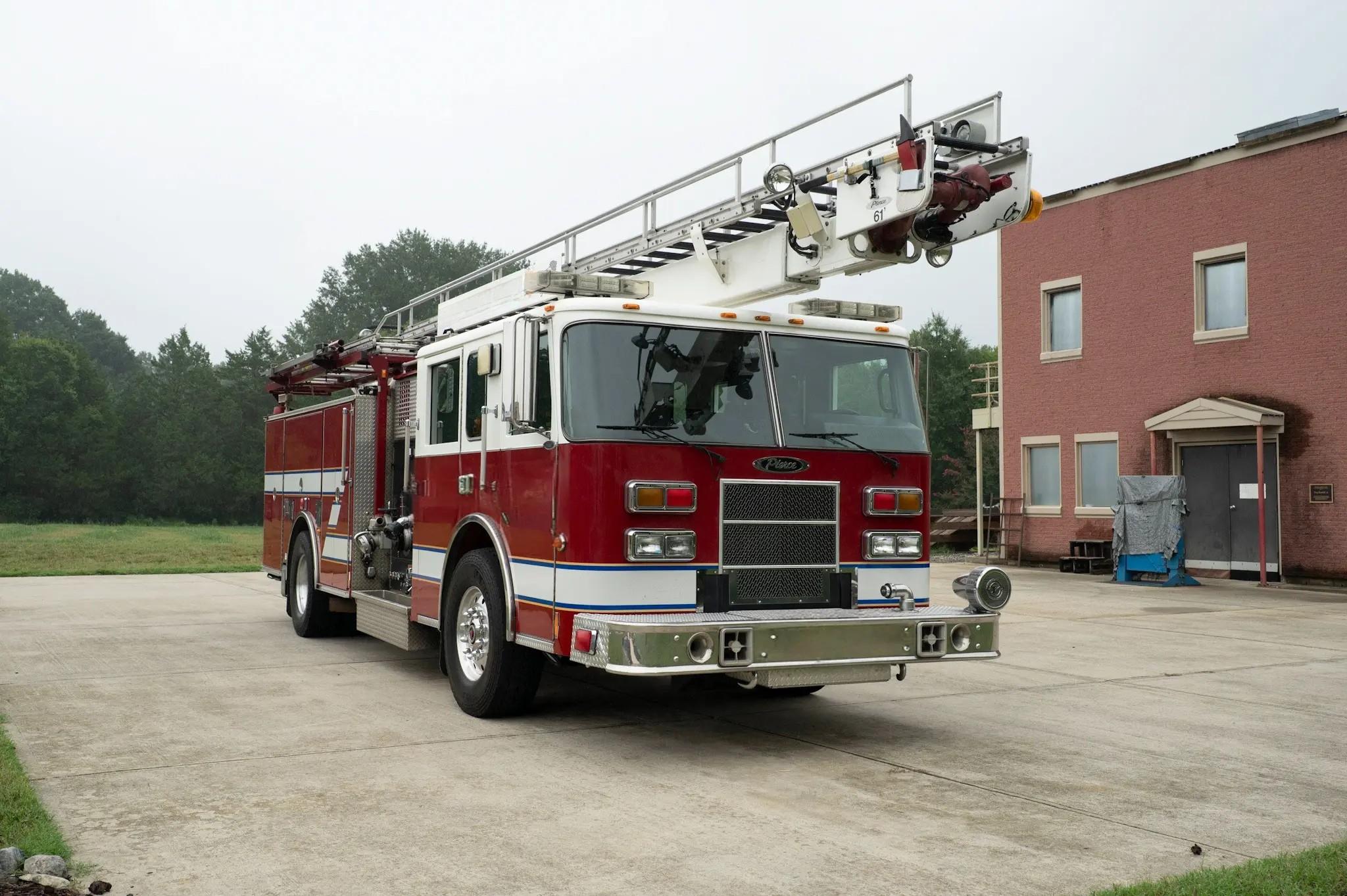 2006 Pierce 61' Telesquirt 61' Aerial - image 9