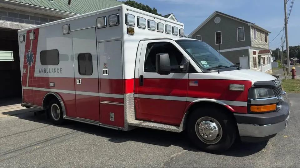 2010 Road Rescue Chevrolet Type III Ambulance - image 3