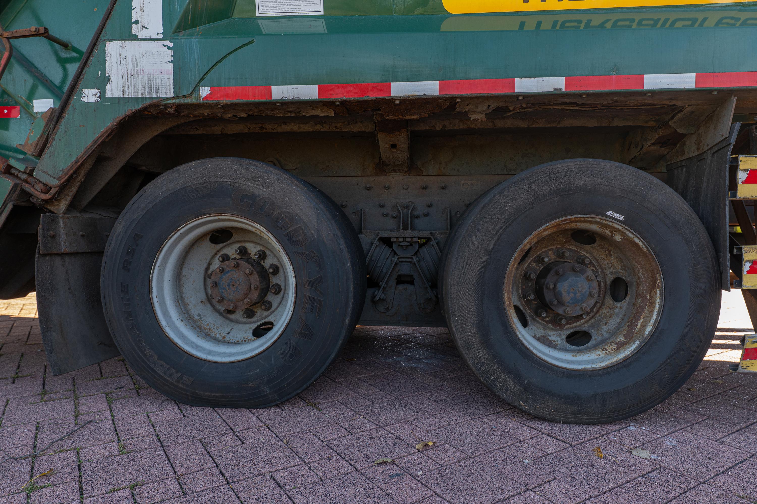 2017 Peterbilt McNeilus Rear Loader - image 39
