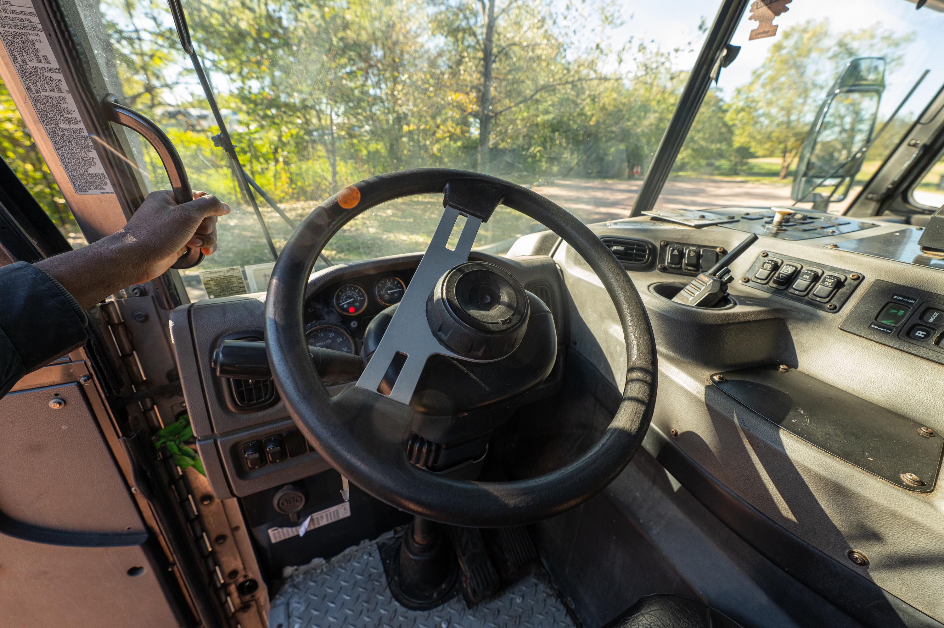 2017 Peterbilt McNeilus Rear Loader - image 15
