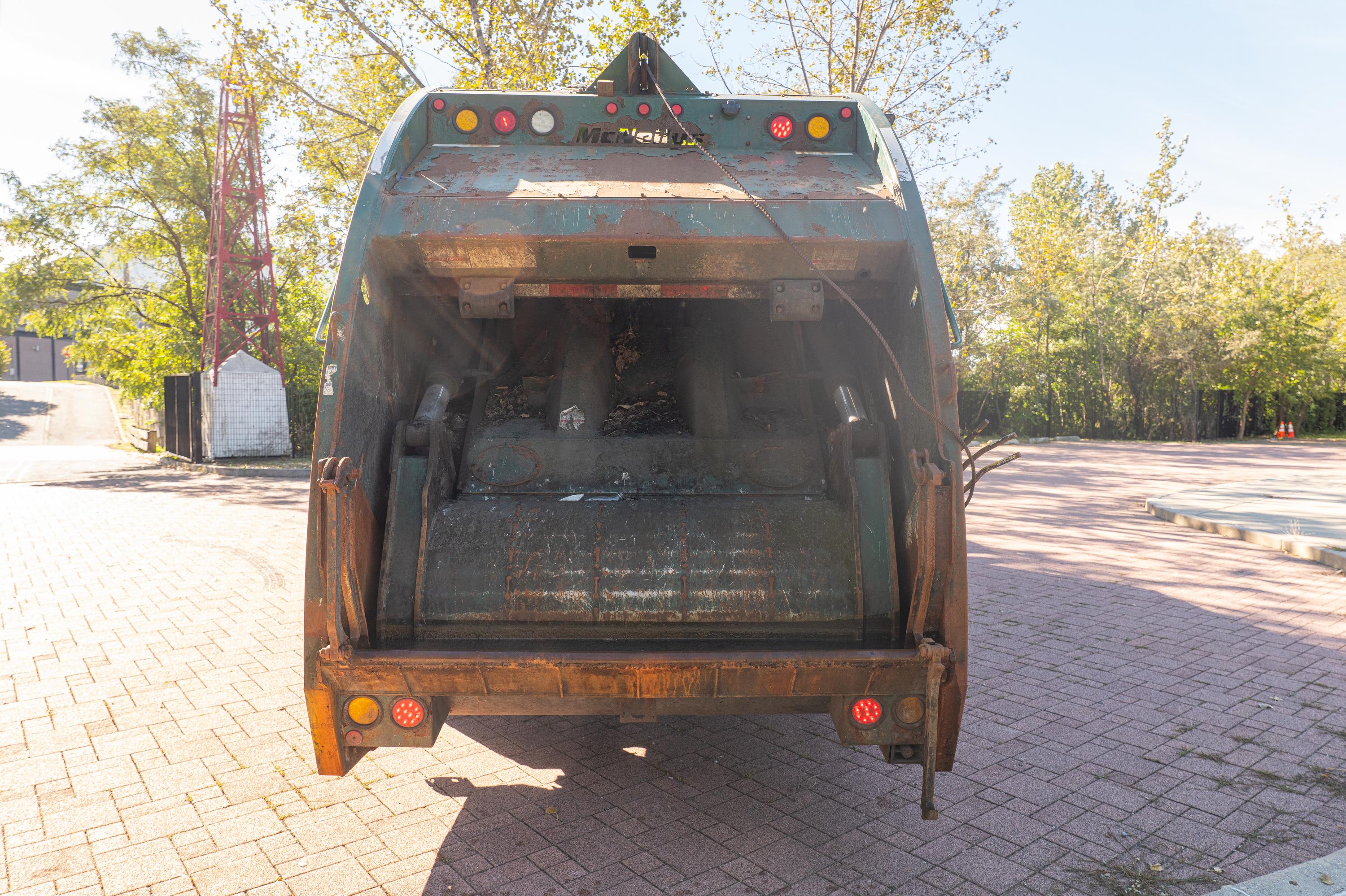 2017 Peterbilt McNeilus Rear Loader - image 9