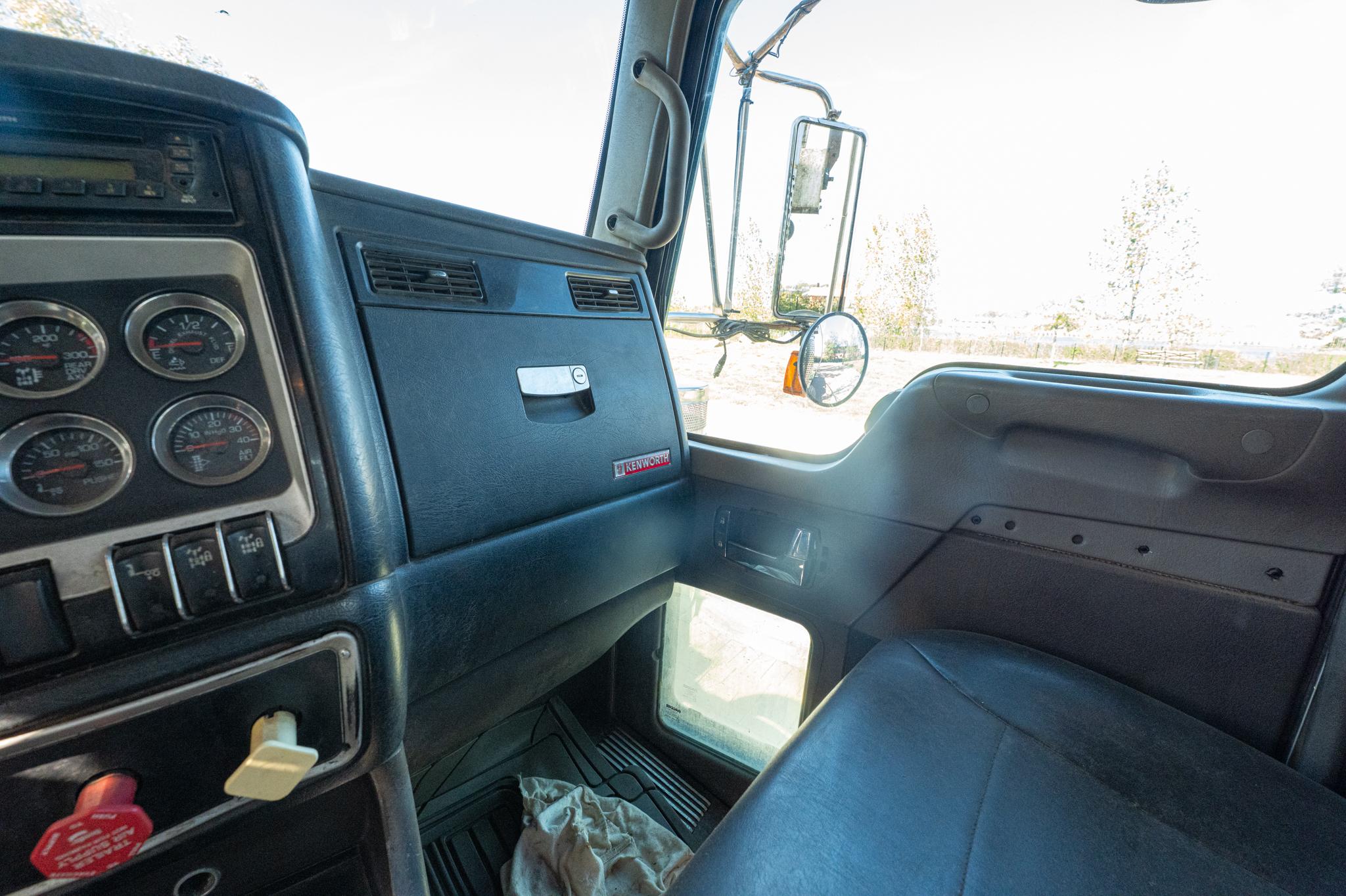 2010 Kenworth T880 Roll-Off - image 17