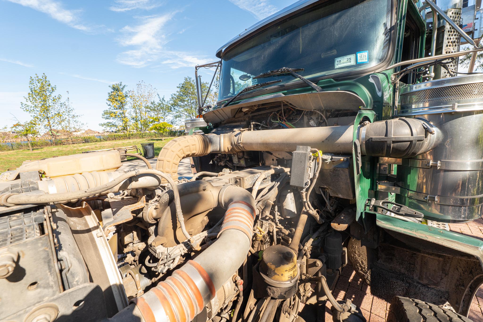2010 Kenworth T880 Roll-Off - image 31