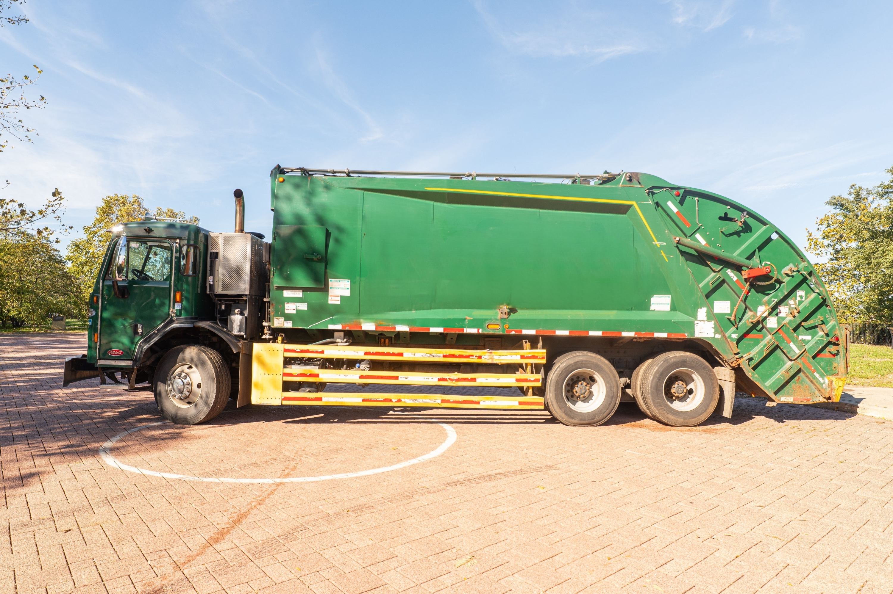 2017 Peterbilt McNeilus Rear Loader - image 5