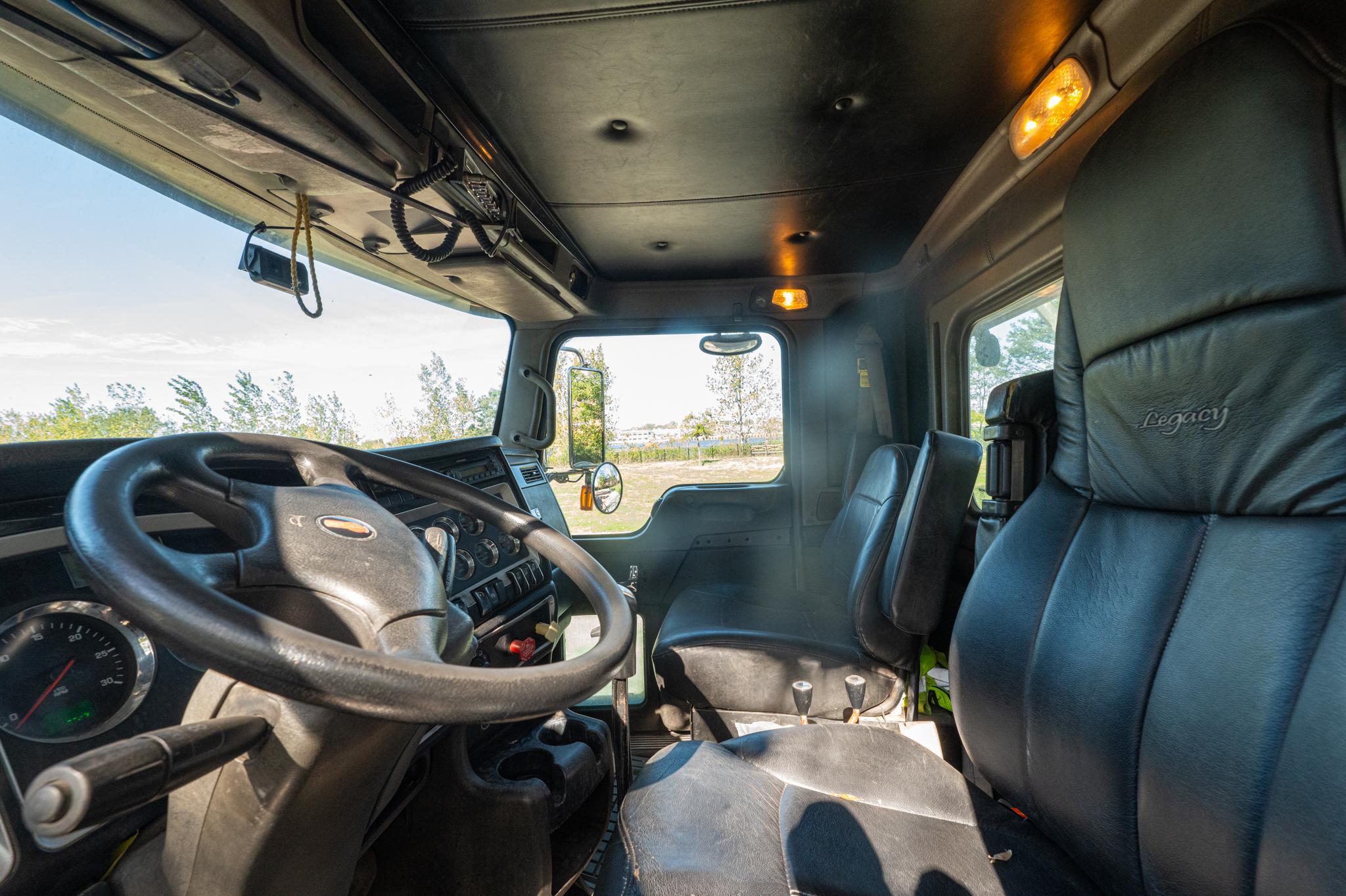 2010 Kenworth T880 Roll-Off - image 12